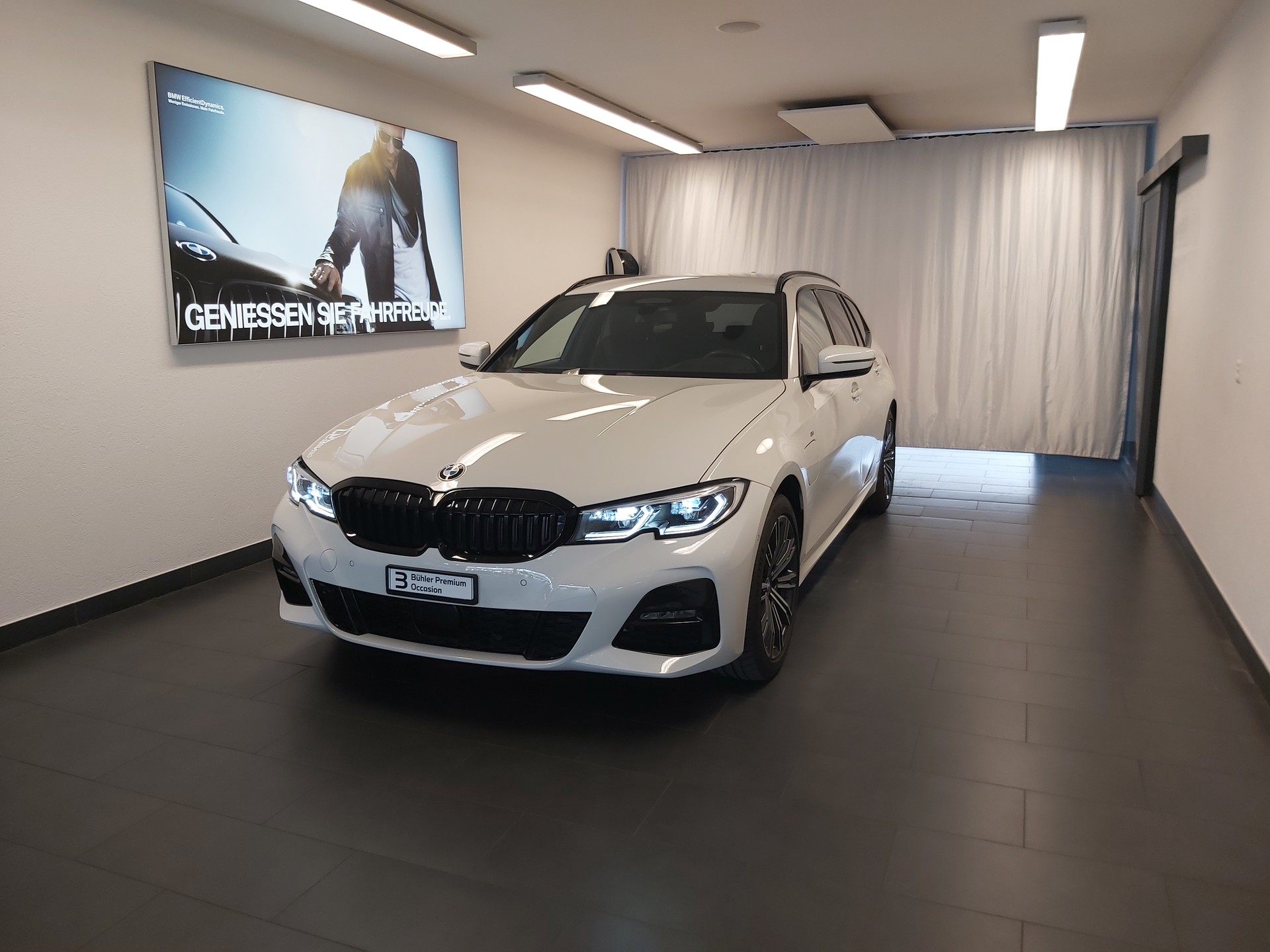 BMW 330e Touring M Sport-image-0