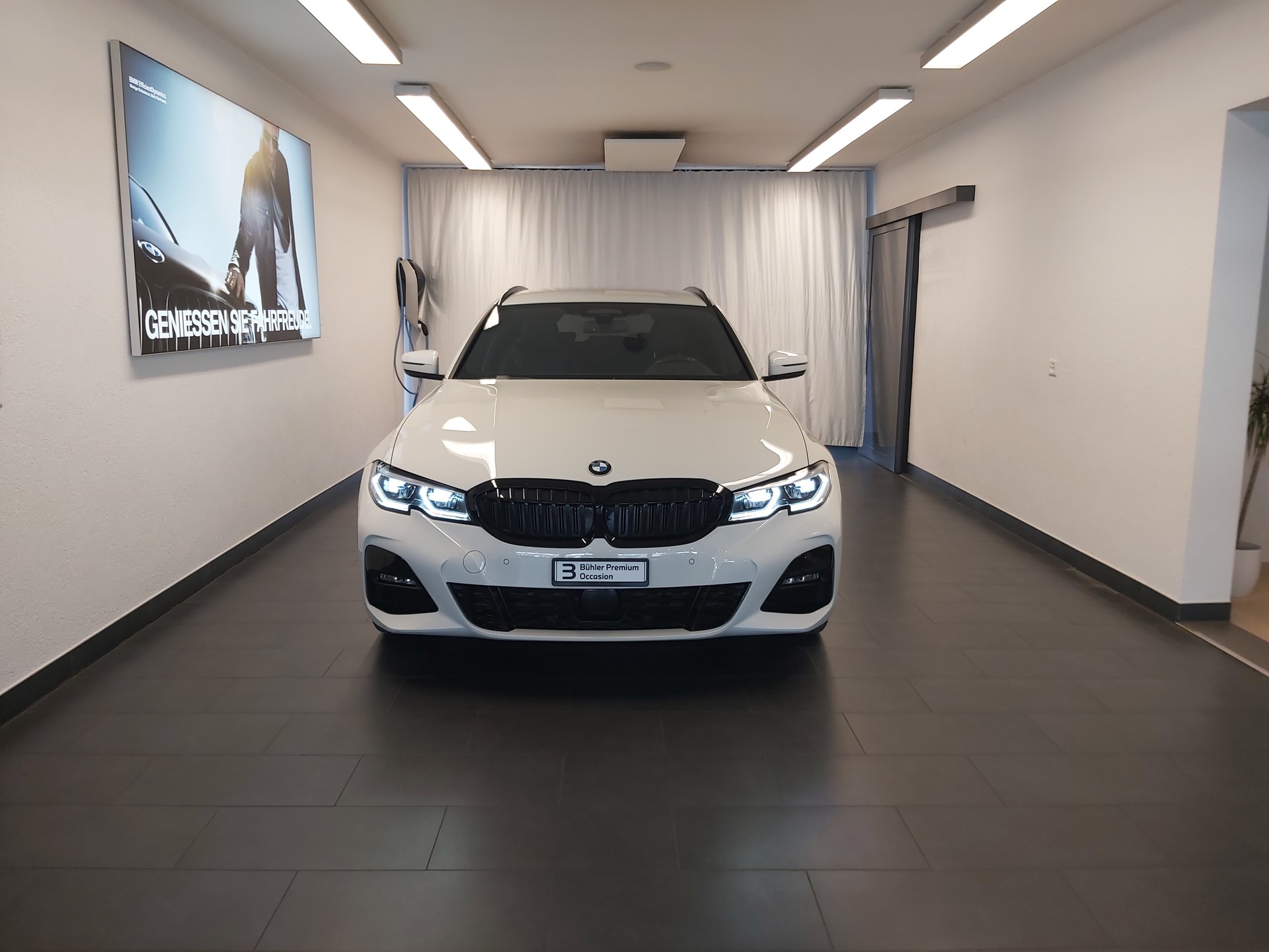 BMW 330e Touring M Sport-image-1
