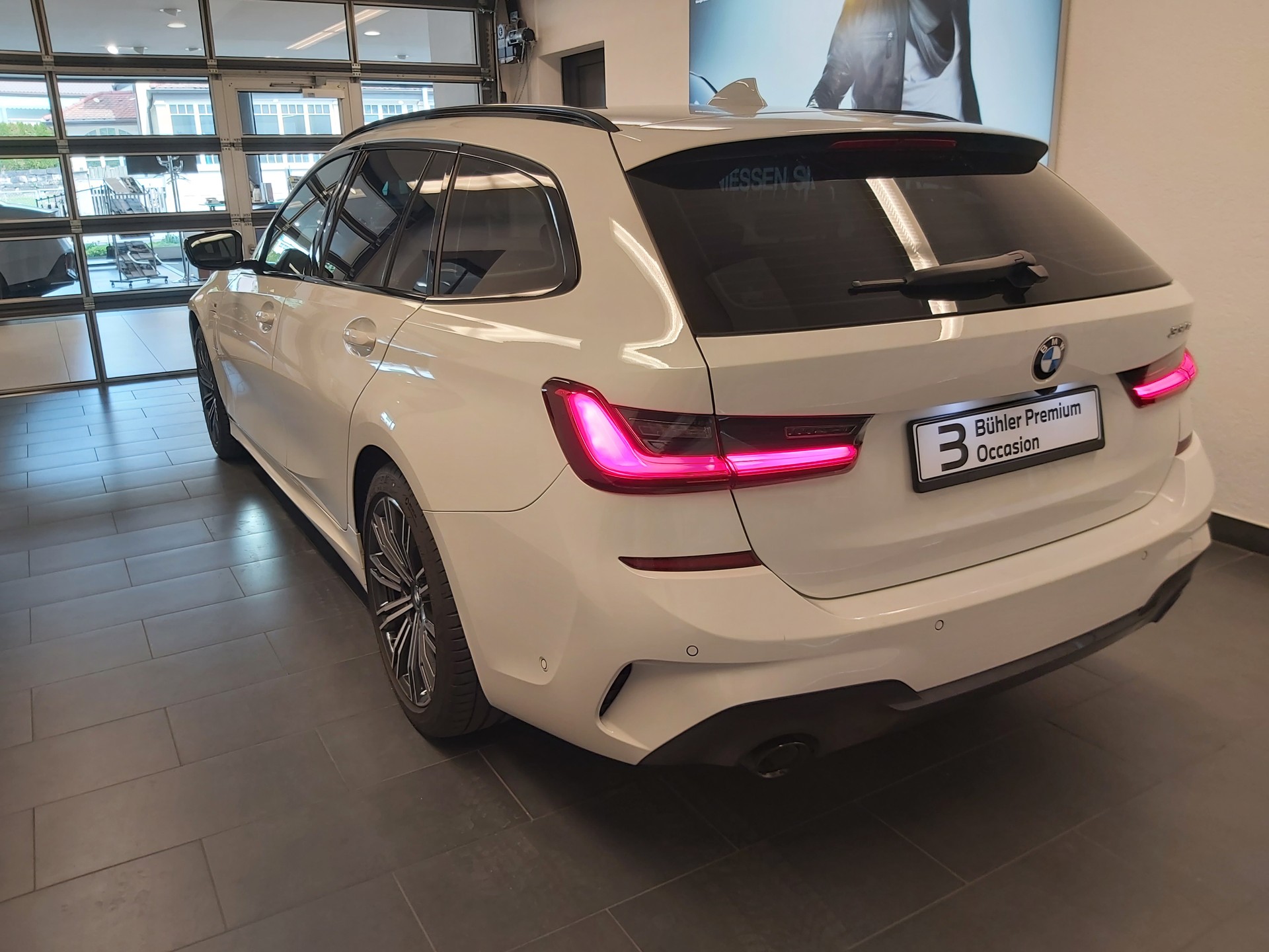 BMW 330e Touring M Sport-image-4