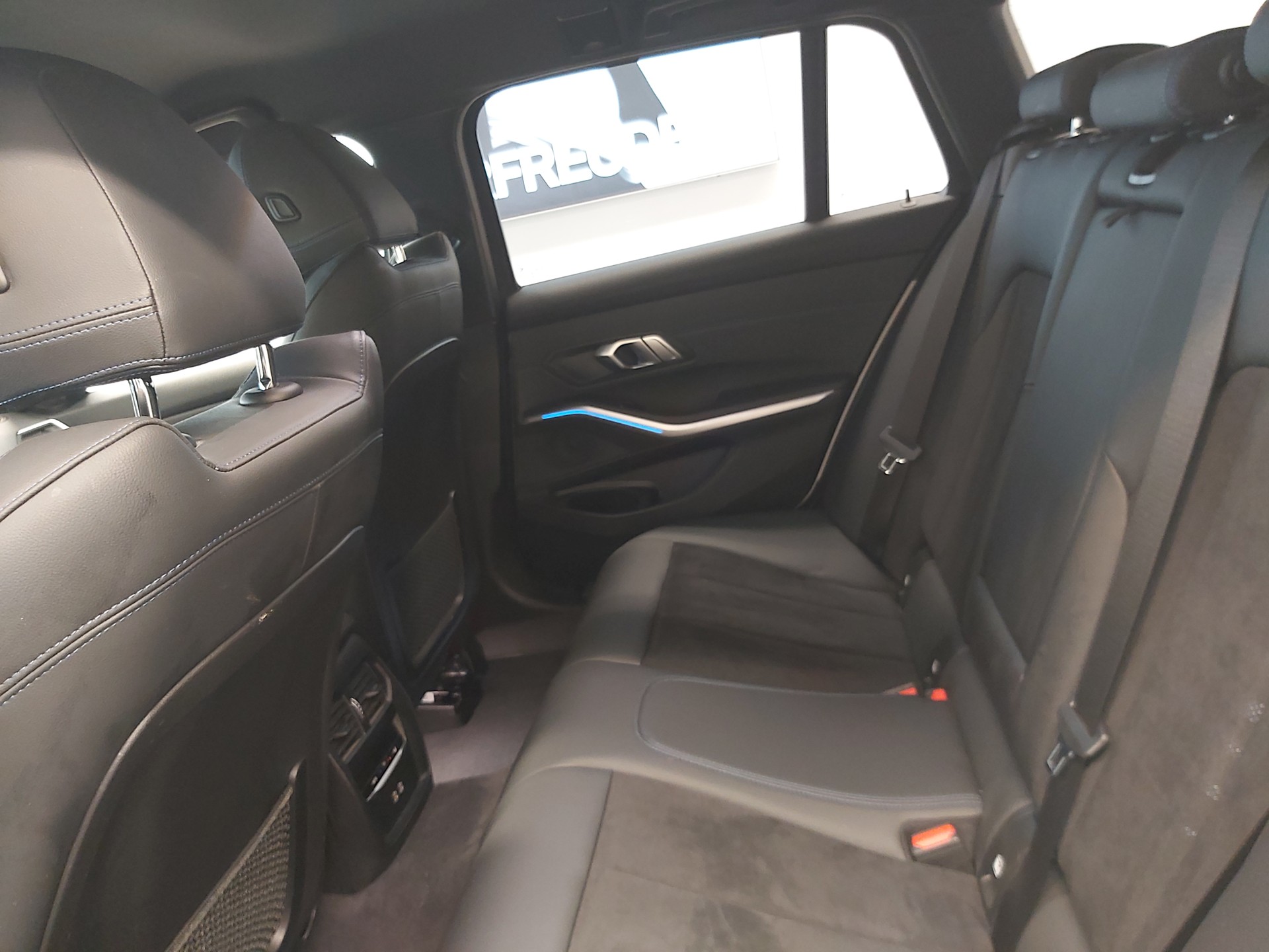 BMW 330e Touring M Sport-image-14
