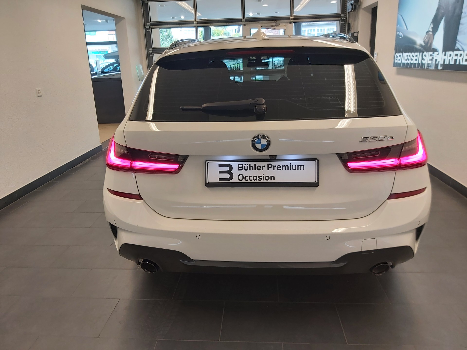 BMW 330e Touring M Sport-image-6