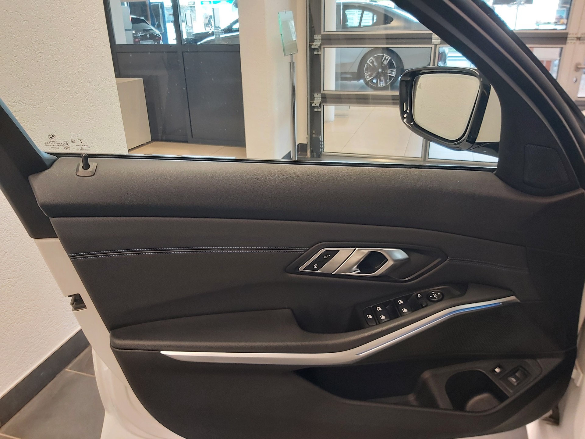 BMW 330e Touring M Sport-image-15