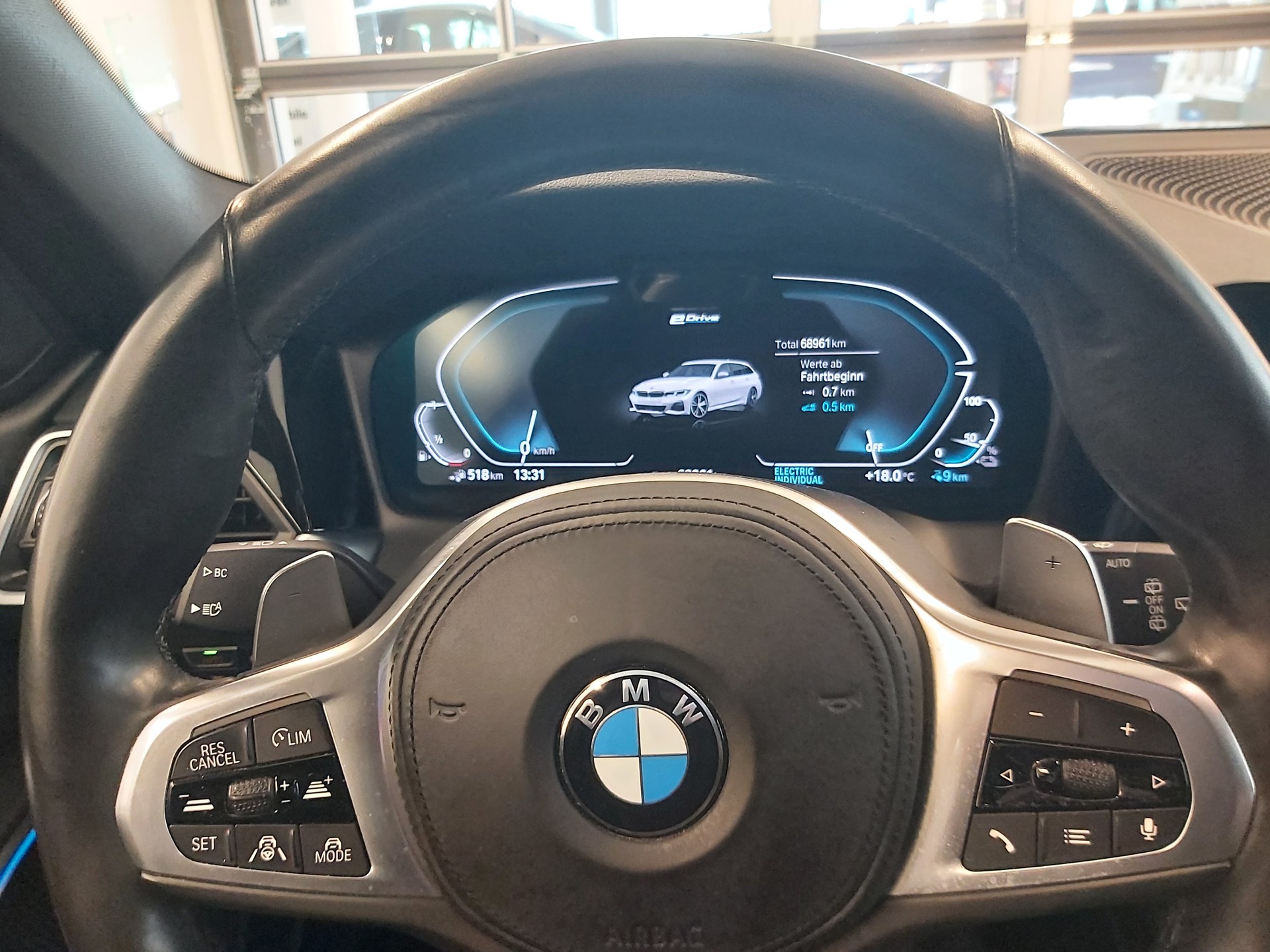BMW 330e Touring M Sport-image-13