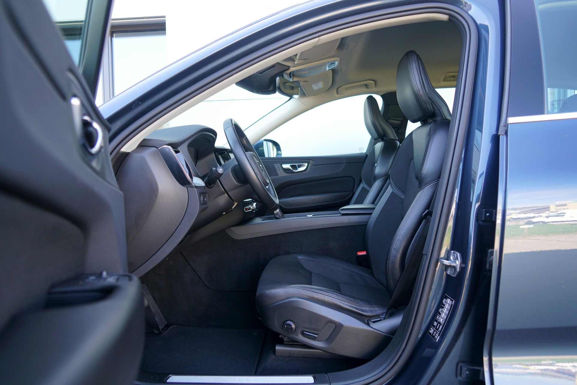 VOLVO XC60 D4 AWD Momentum Geartronic (CH)-image-6