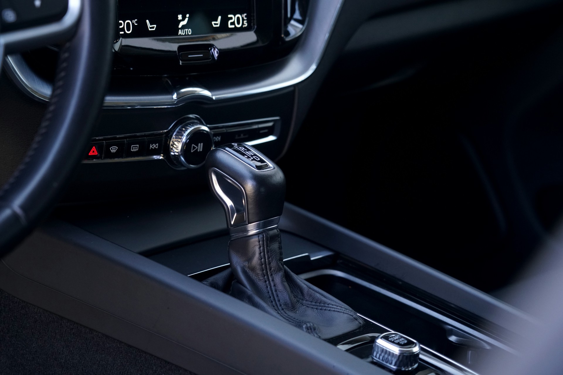 VOLVO XC60 D4 AWD Momentum Geartronic (CH)-image-5
