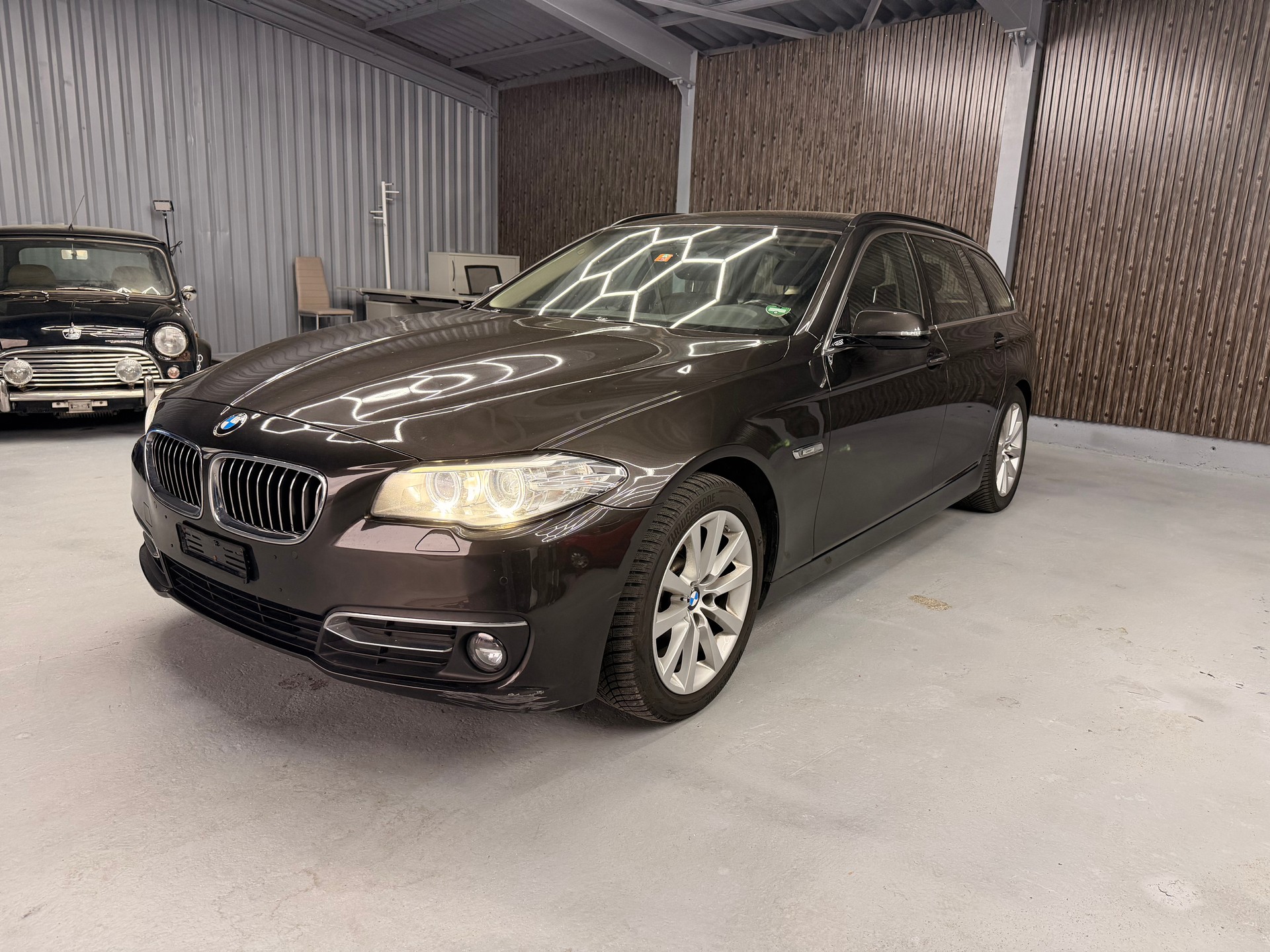 BMW 520d Touring xDrive Luxury Line Steptronic-image-0