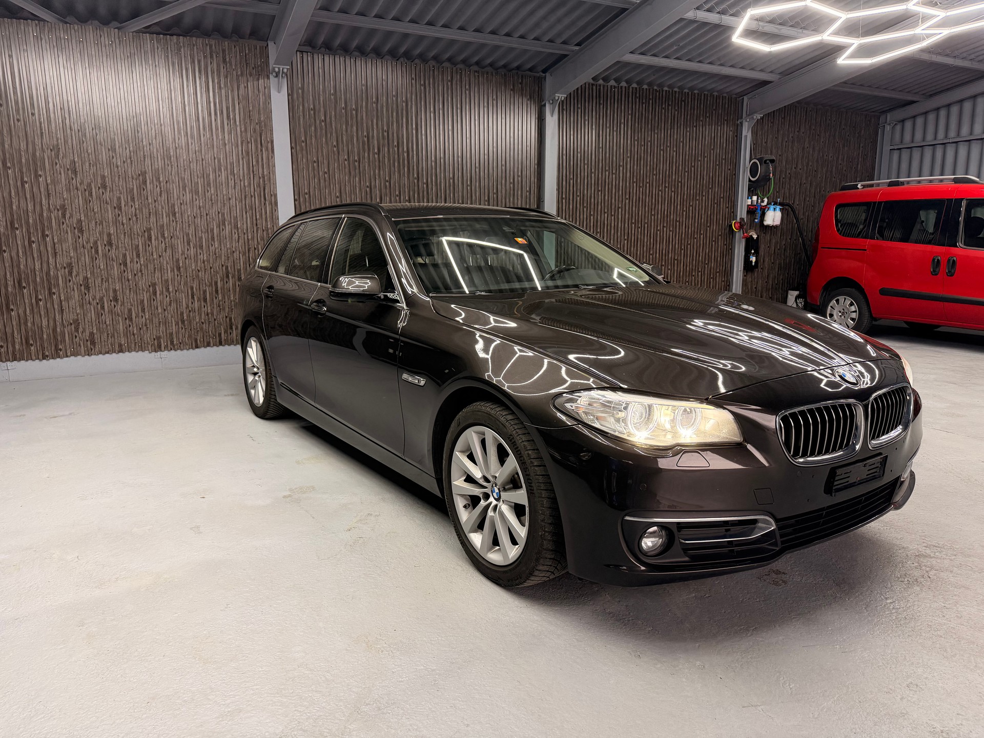 BMW 520d Touring xDrive Luxury Line Steptronic-image-5