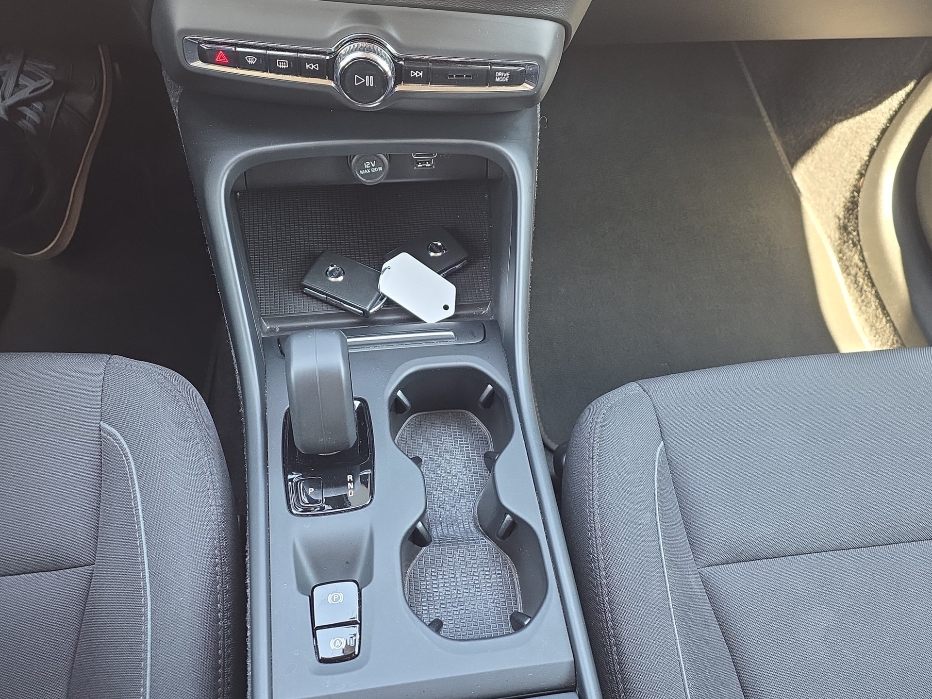 VOLVO XC40 2.0 B4 MH Inscription AWD-image-12