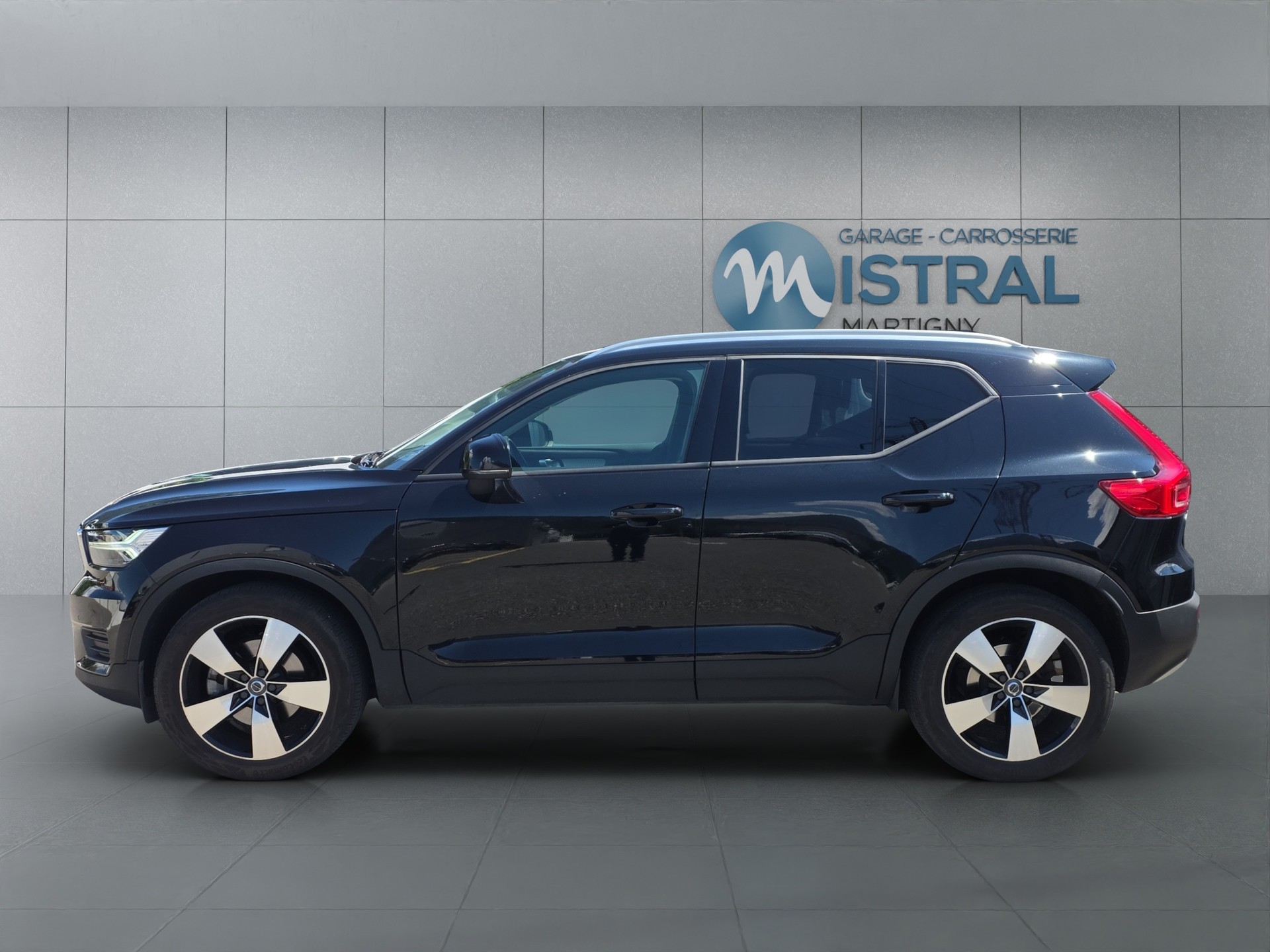 VOLVO XC40 2.0 B4 MH Inscription AWD-image-1