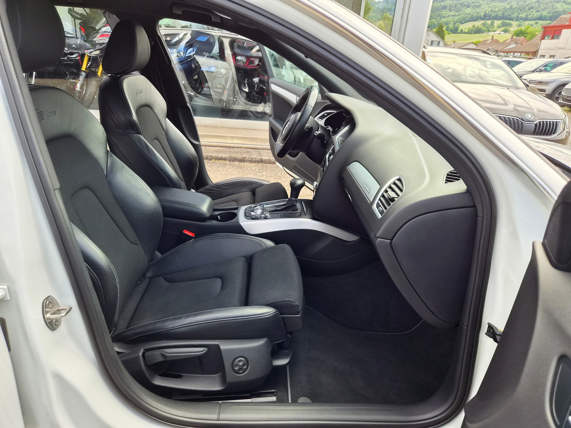 AUDI A4 Avant 2.0 TDI quattro S-tronic-image-9