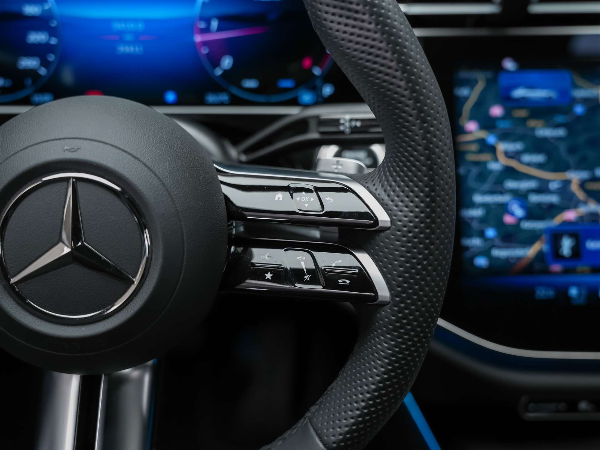 MERCEDES-BENZ E 220 d AMG Line *Werksgarantie*Supercreen*Standheizung*-image-29