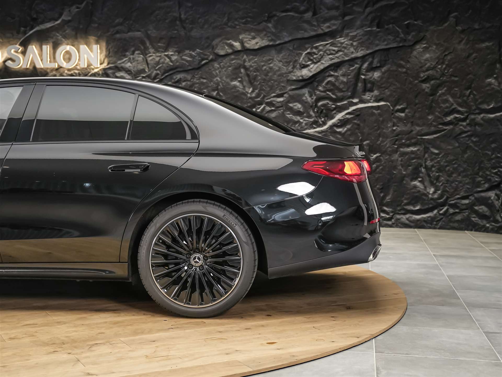 MERCEDES-BENZ E 220 d AMG Line *Werksgarantie*Supercreen*Standheizung*-image-16