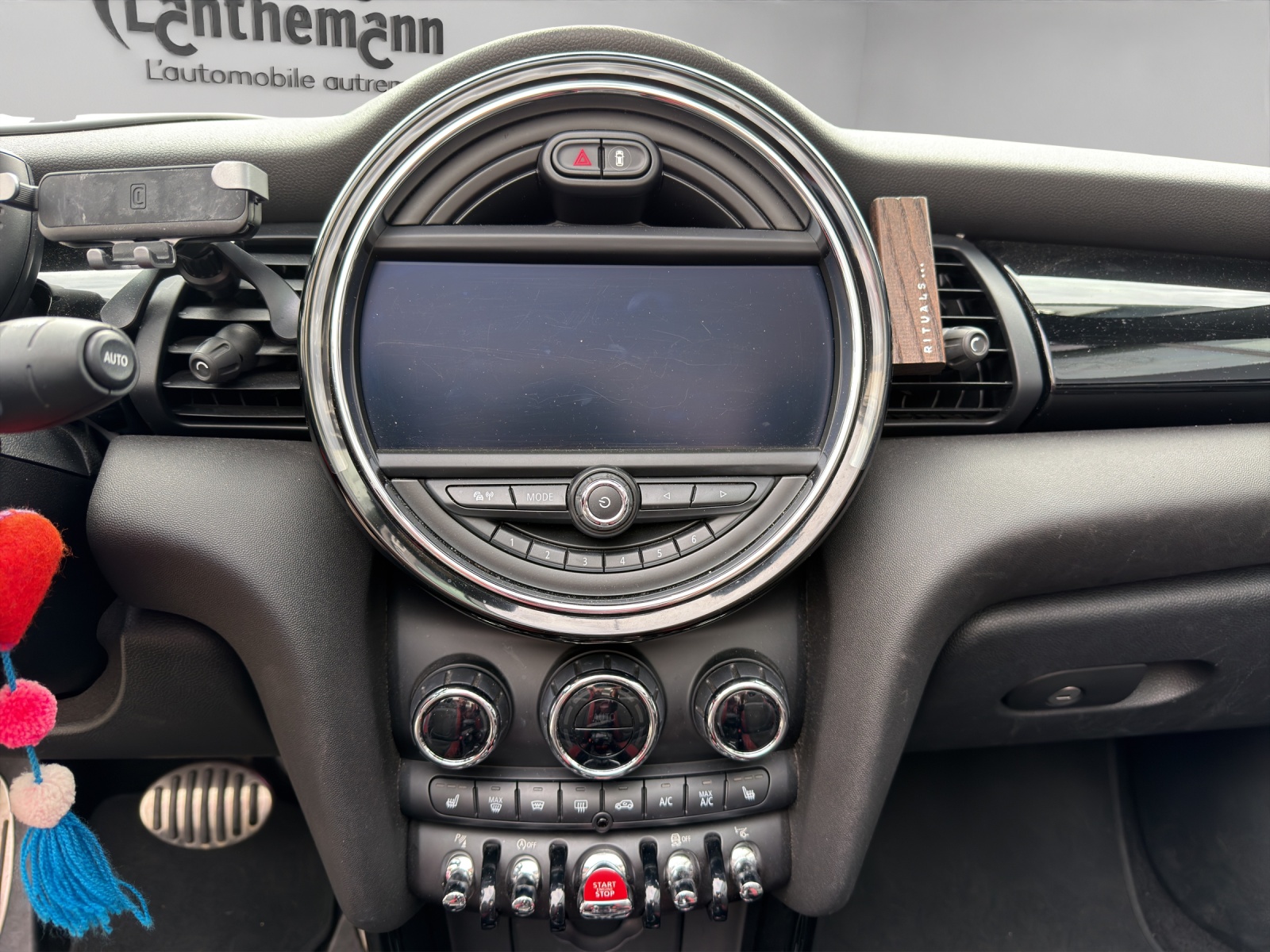 MINI Cooper John Cooper Works Cabriolet Steptronic-image-12