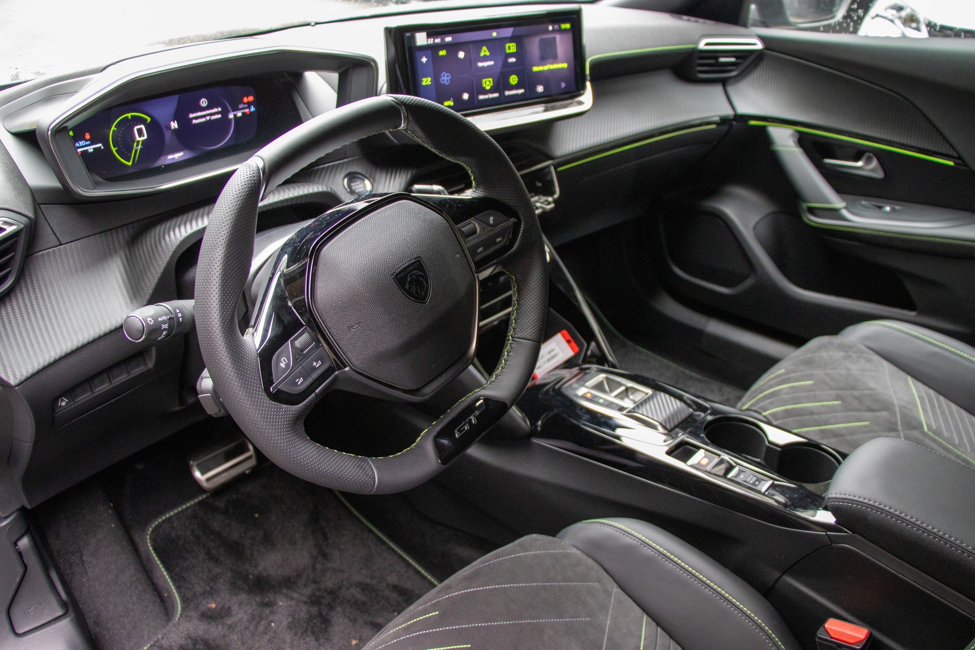PEUGEOT 2008 1.2 145 MHEV GT-image-4