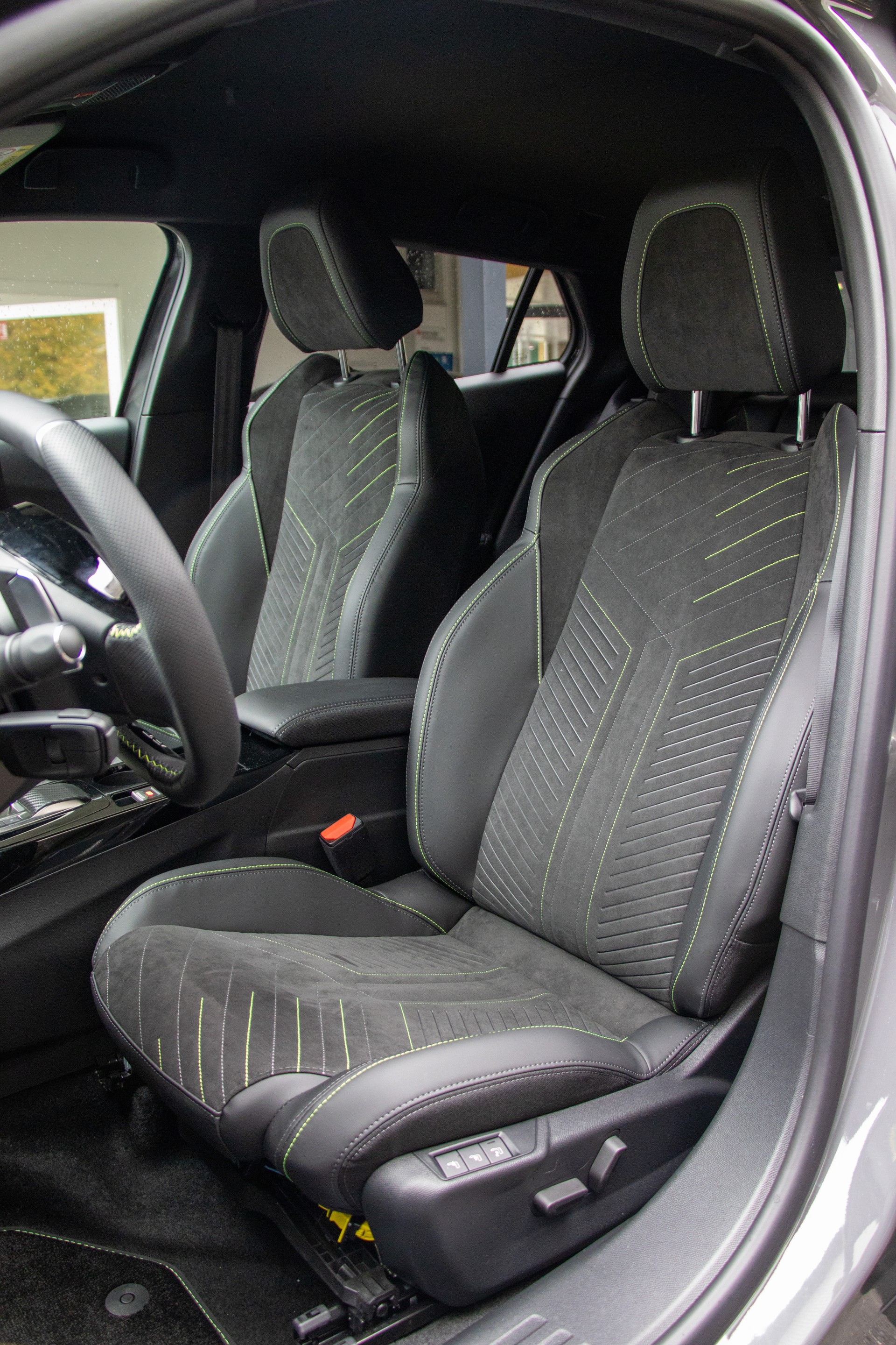 PEUGEOT 2008 1.2 145 MHEV GT-image-5