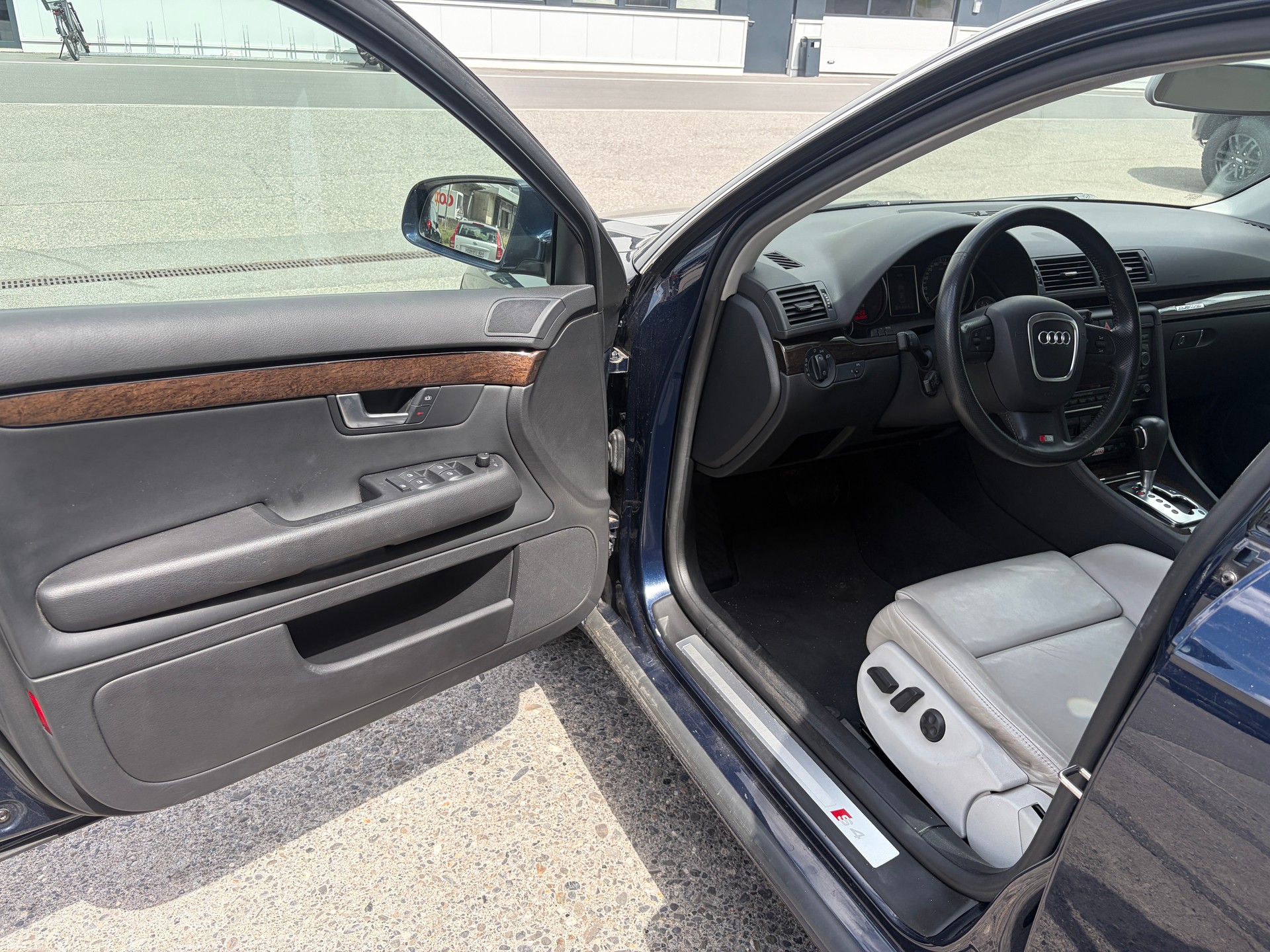 AUDI S4 Limousine 4.2 V8 quattro-image-9