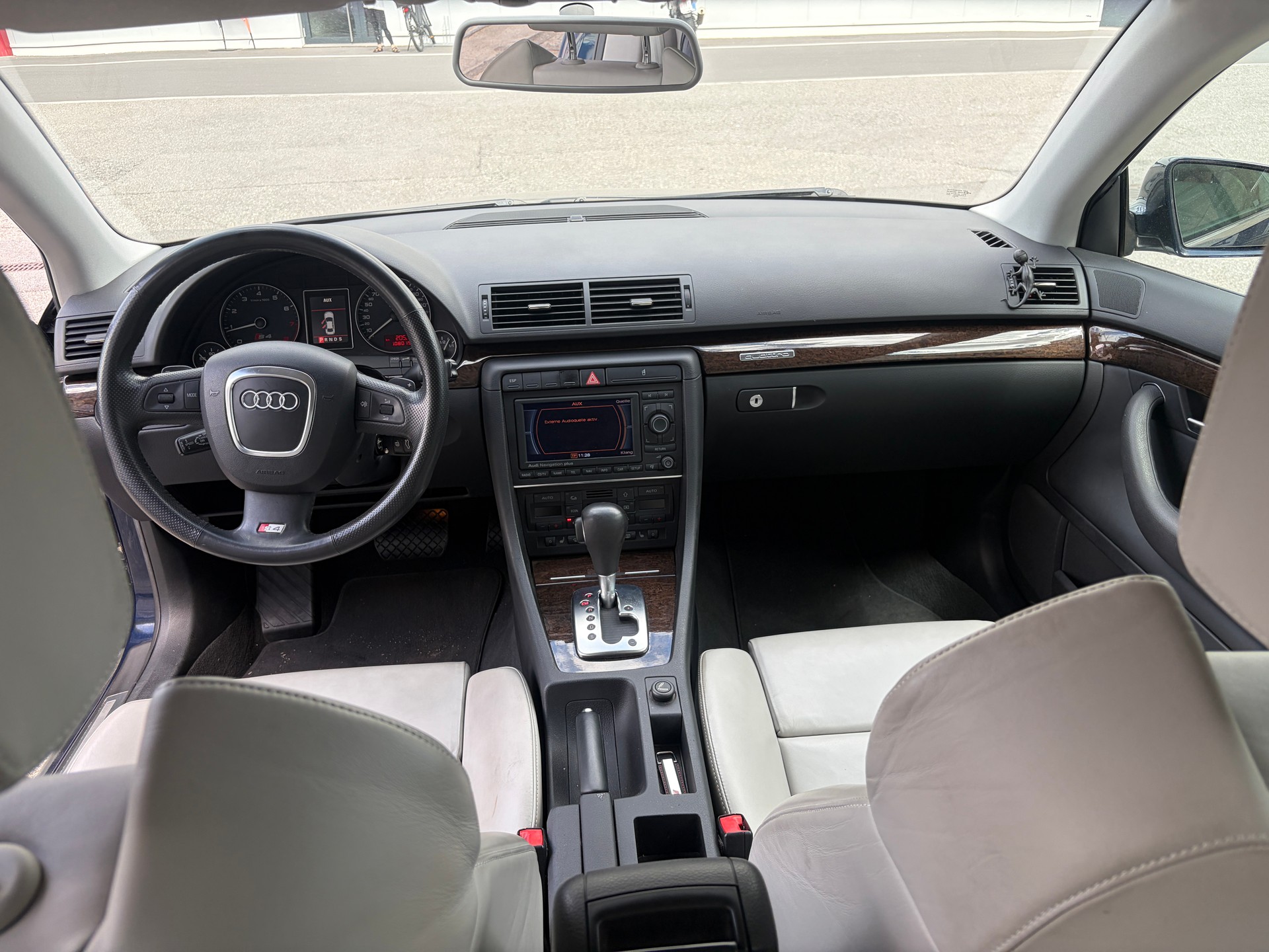 AUDI S4 Limousine 4.2 V8 quattro-image-7