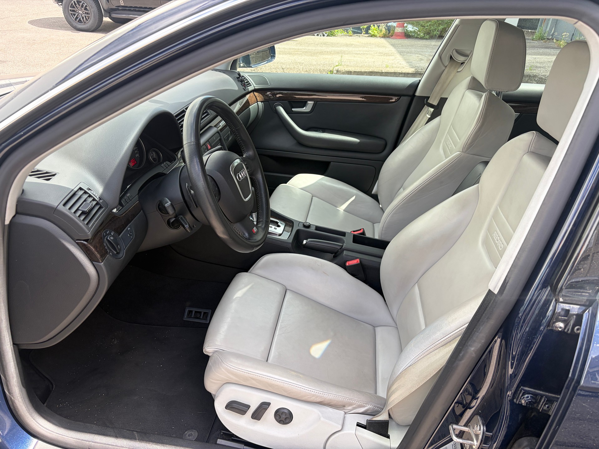 AUDI S4 Limousine 4.2 V8 quattro-image-8