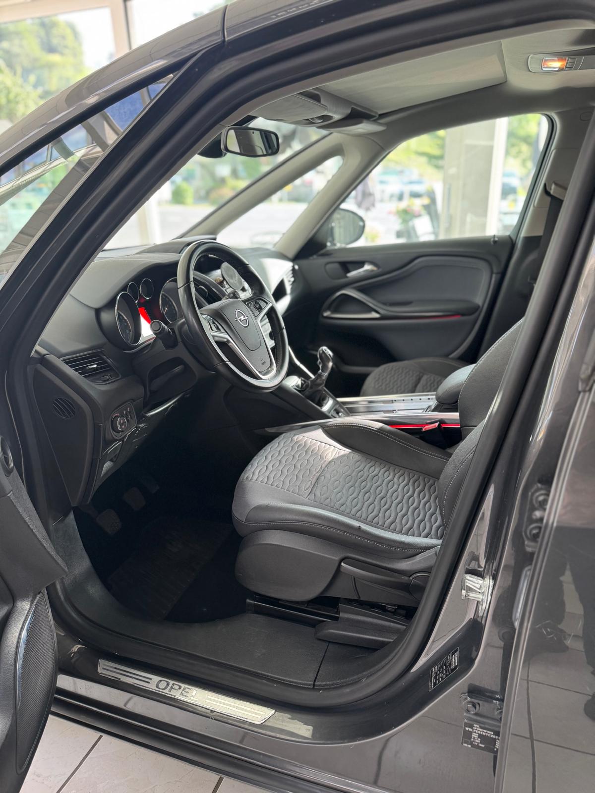 OPEL Zafira Tourer 1.4i 16V Cosmo-image-6