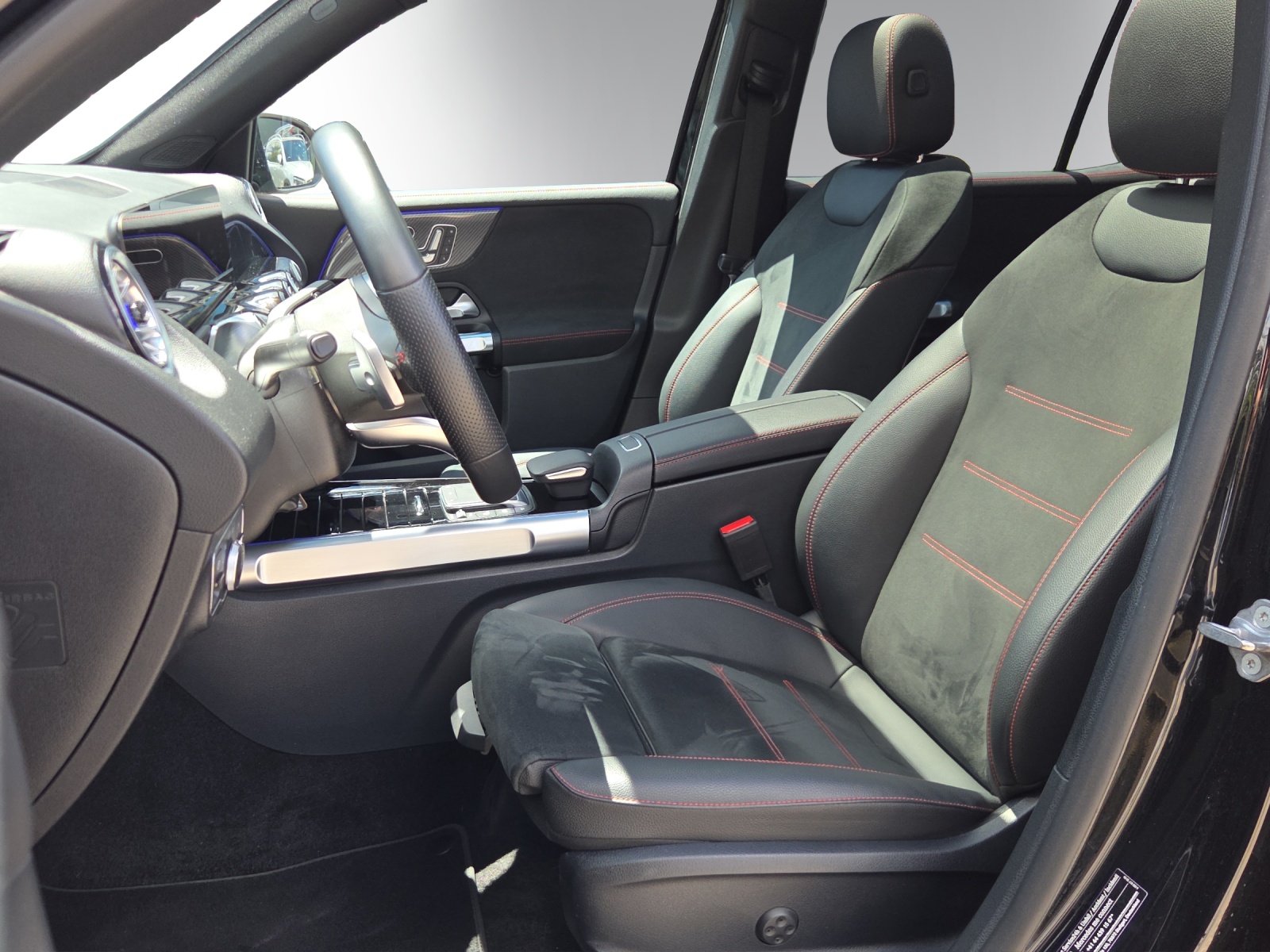 MERCEDES-BENZ GLB 200 4Matic AMG Line 8G-Tronic-image-7