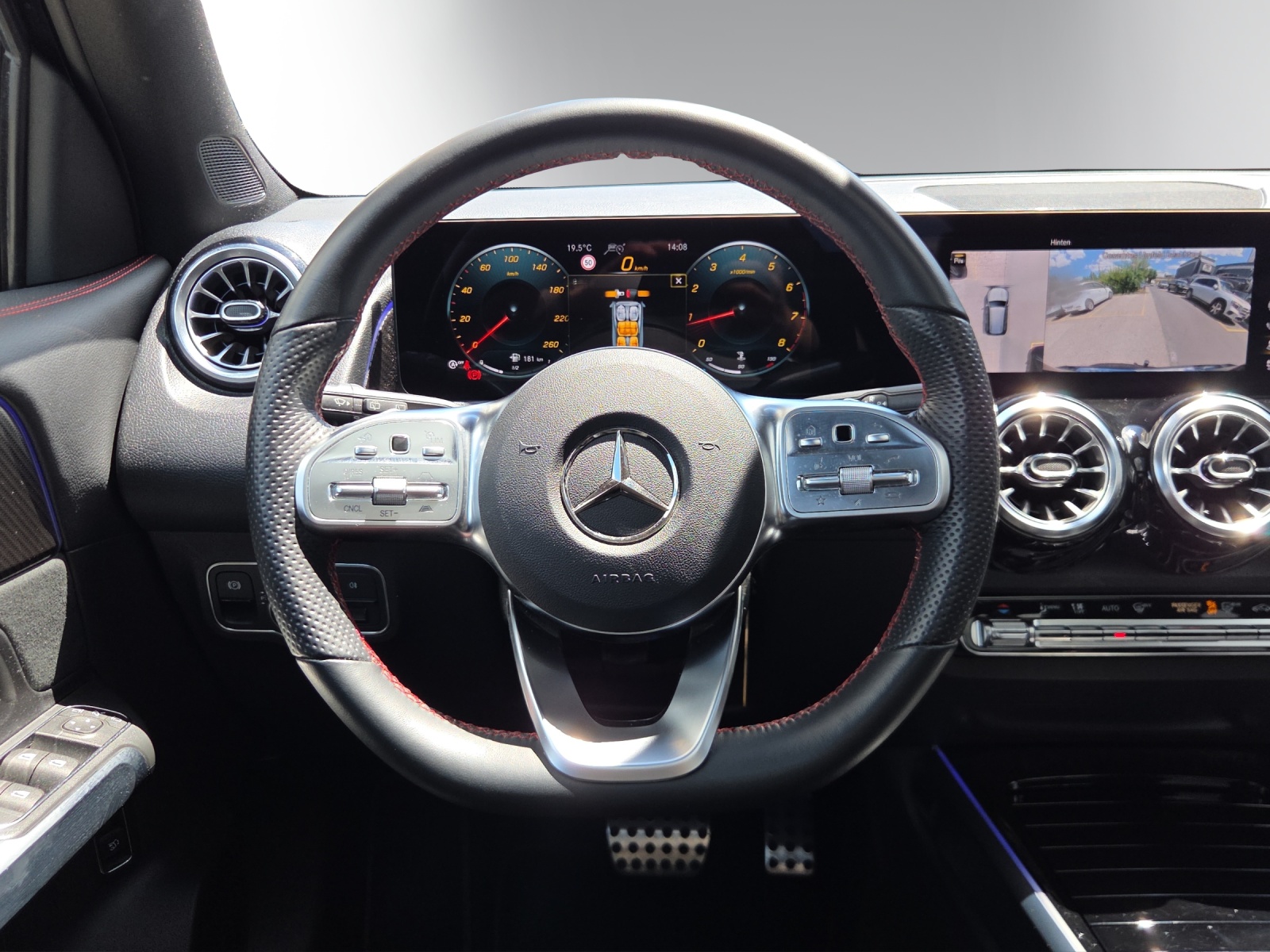 MERCEDES-BENZ GLB 200 4Matic AMG Line 8G-Tronic-image-11