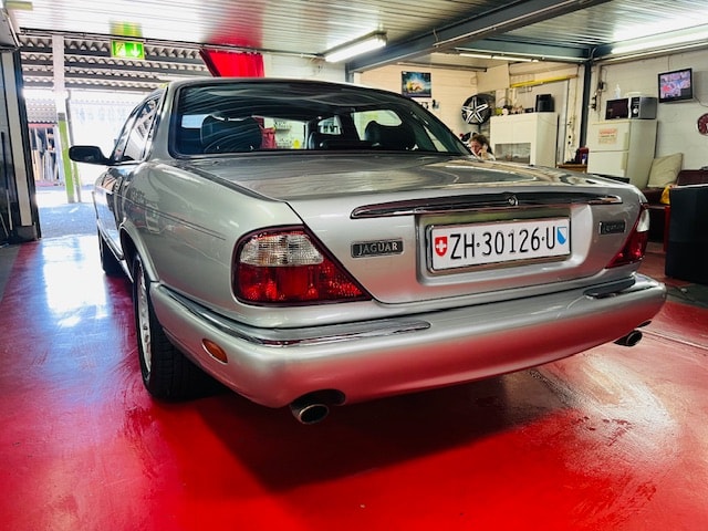 JAGUAR XJ 3.2 V8 Executive-image-13