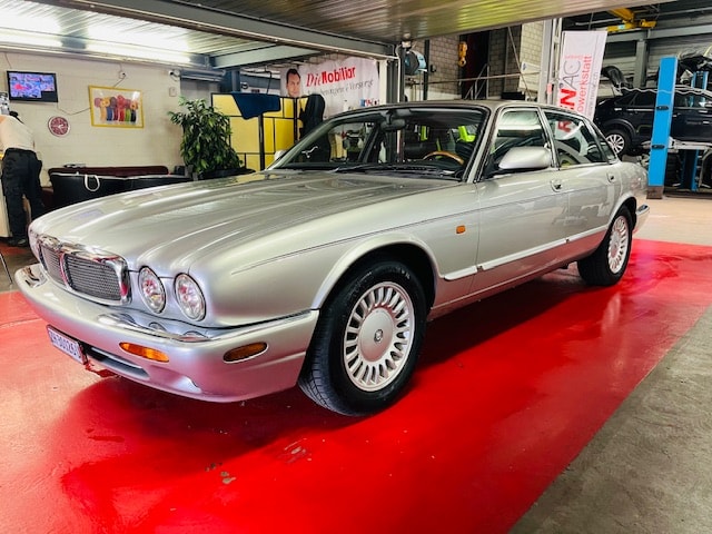 JAGUAR XJ 3.2 V8 Executive-image-2
