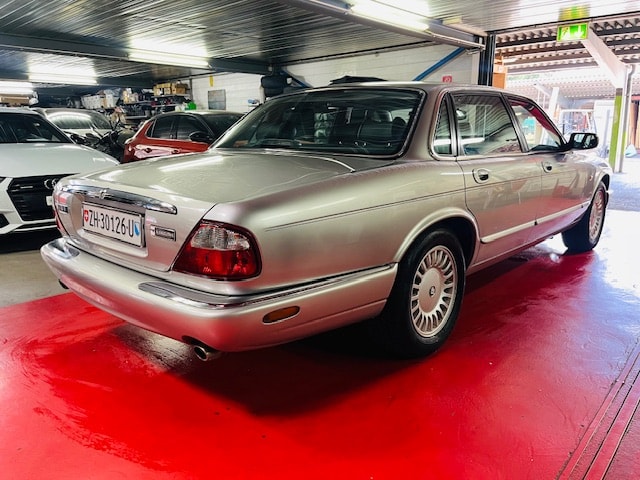 JAGUAR XJ 3.2 V8 Executive-image-1