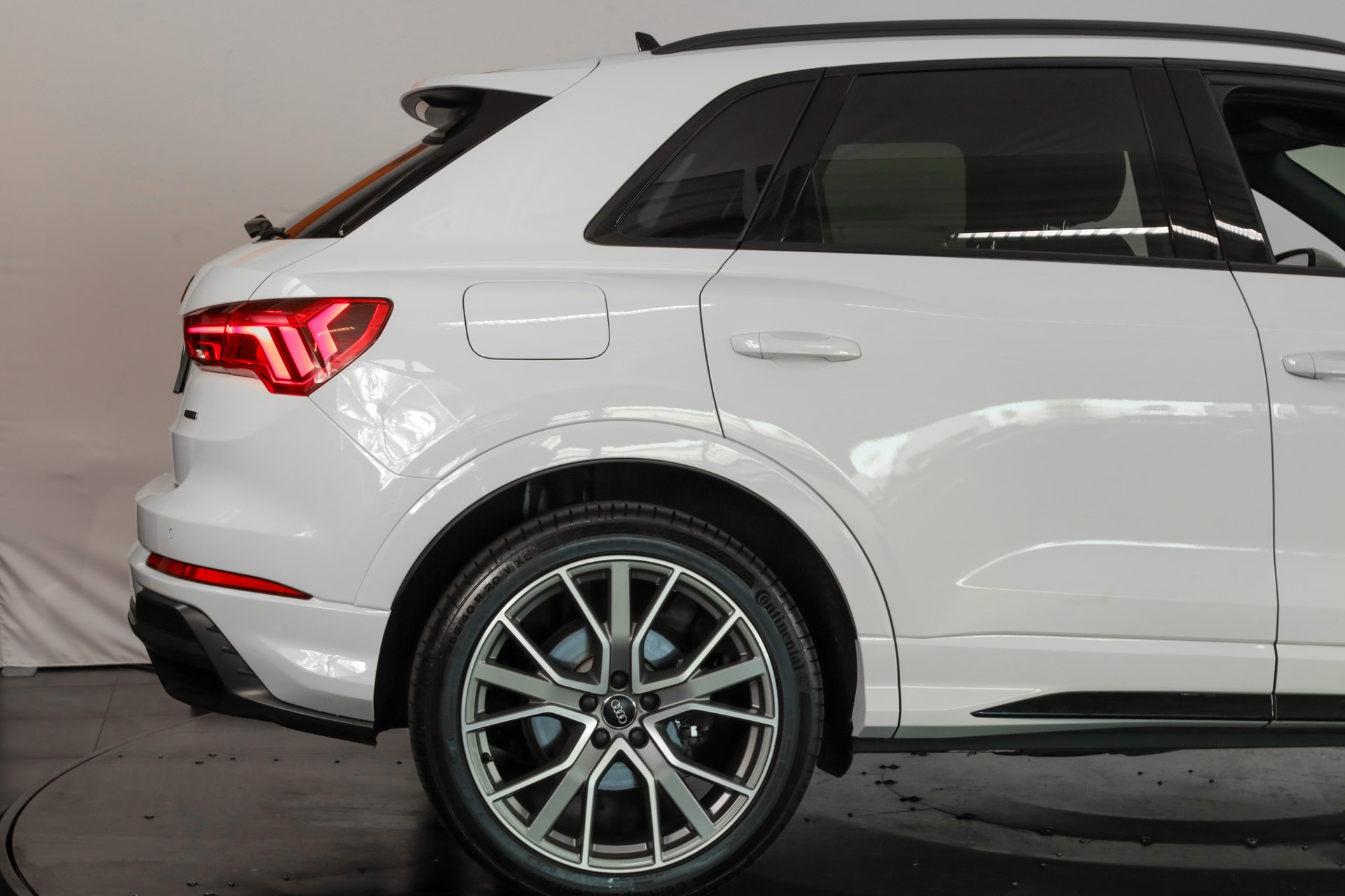 AUDI Q3 40 TDI S line quattro S-tronic-image-7