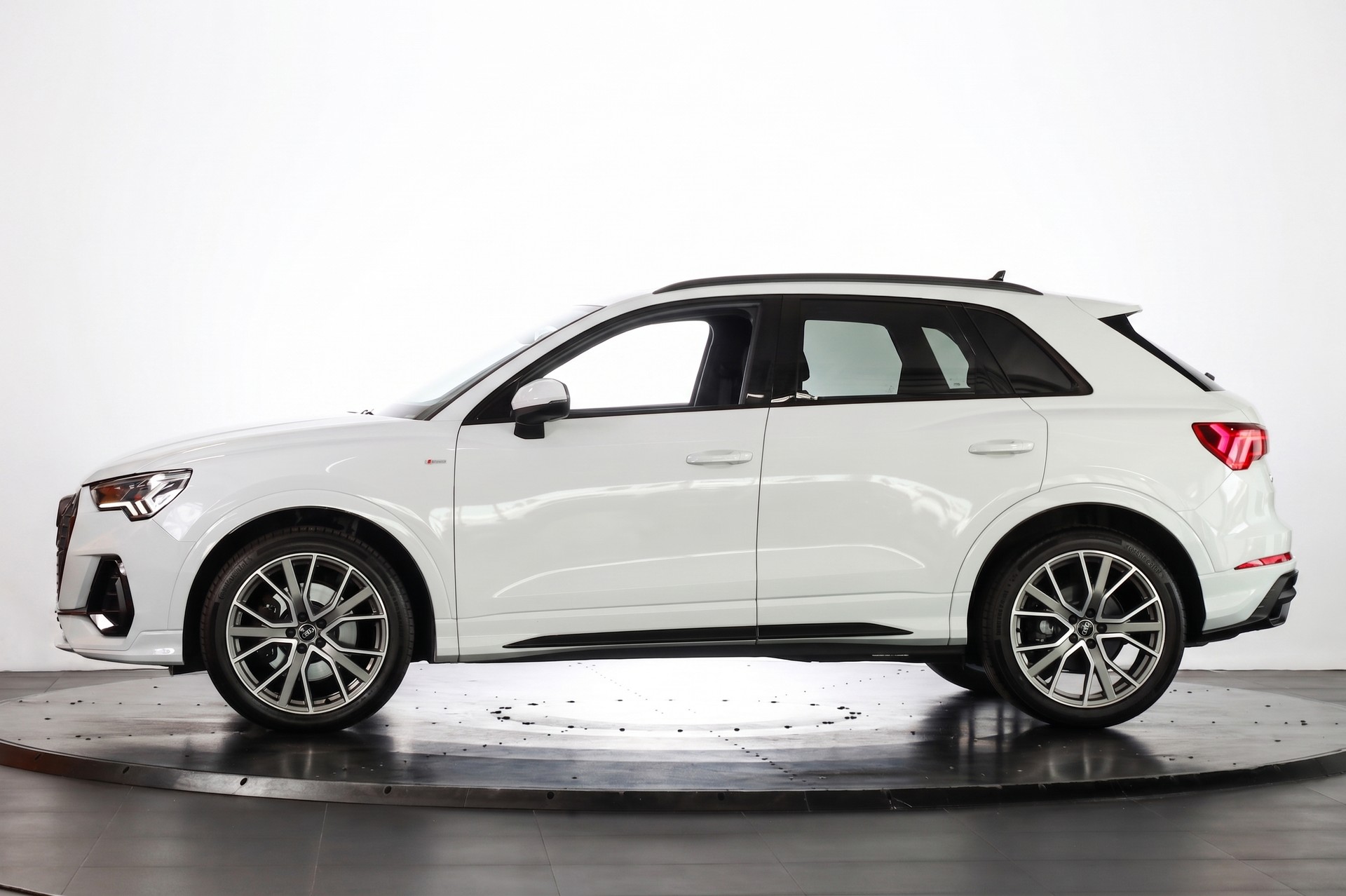 AUDI Q3 40 TDI S line quattro S-tronic-image-4