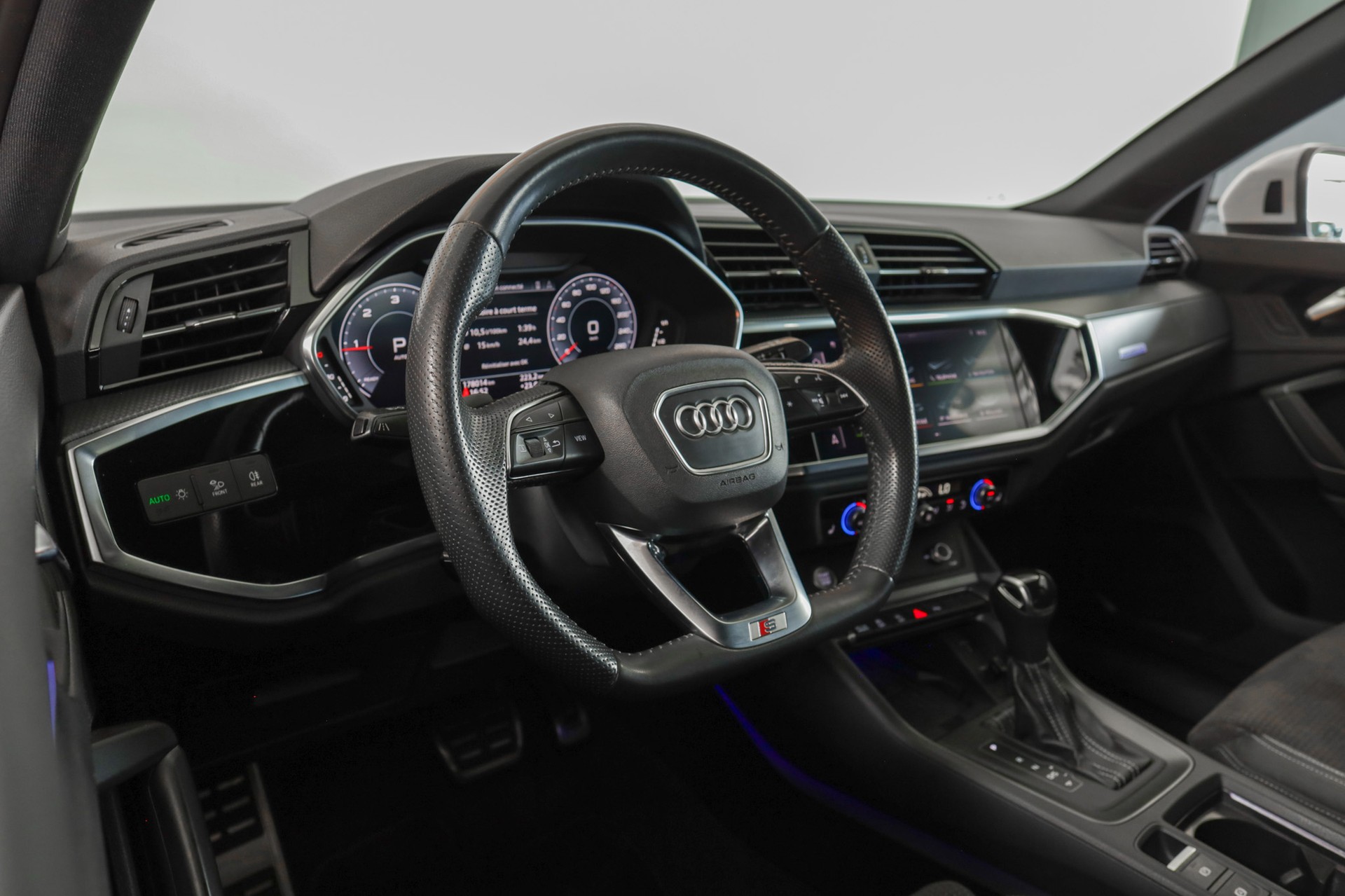 AUDI Q3 40 TDI S line quattro S-tronic-image-9
