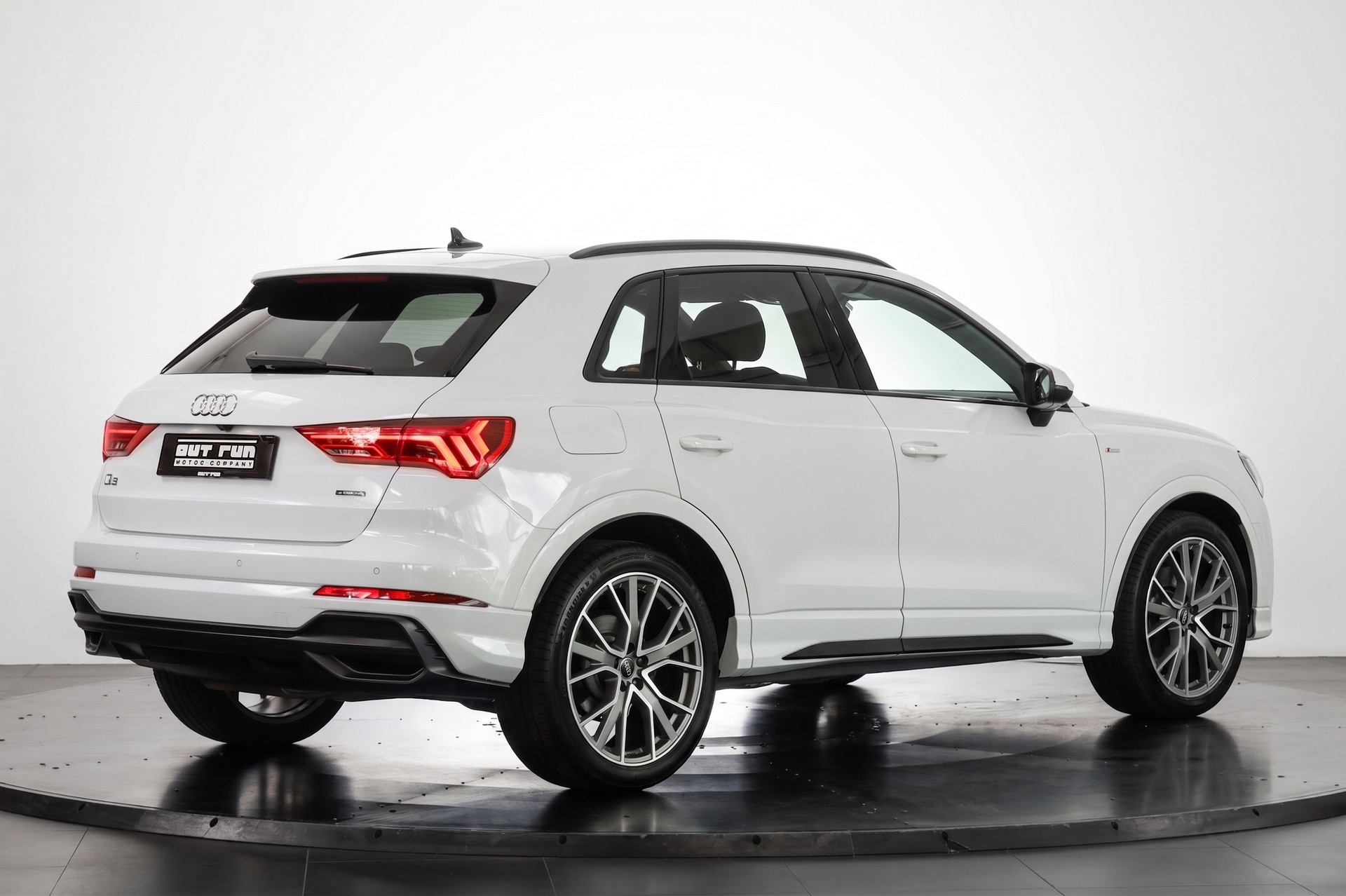 AUDI Q3 40 TDI S line quattro S-tronic-image-5