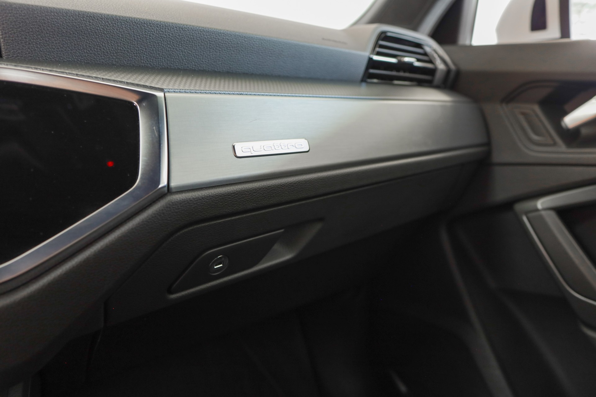 AUDI Q3 40 TDI S line quattro S-tronic-image-12