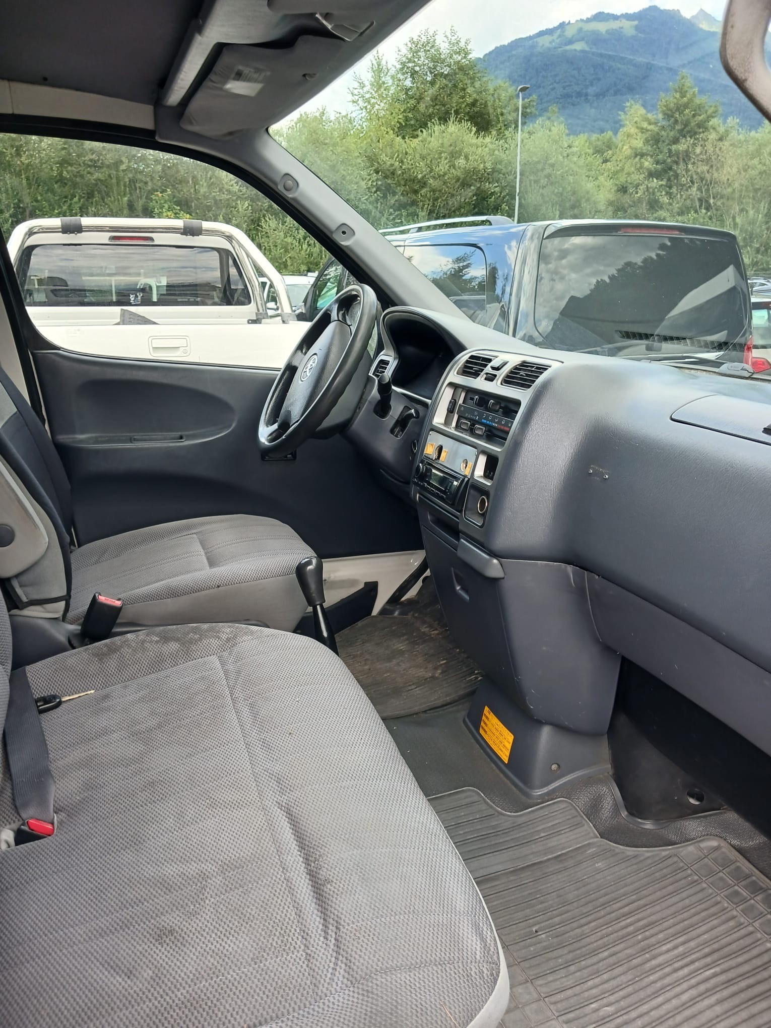 TOYOTA Hiace D-4D Kombi 4WD SWB-image-3