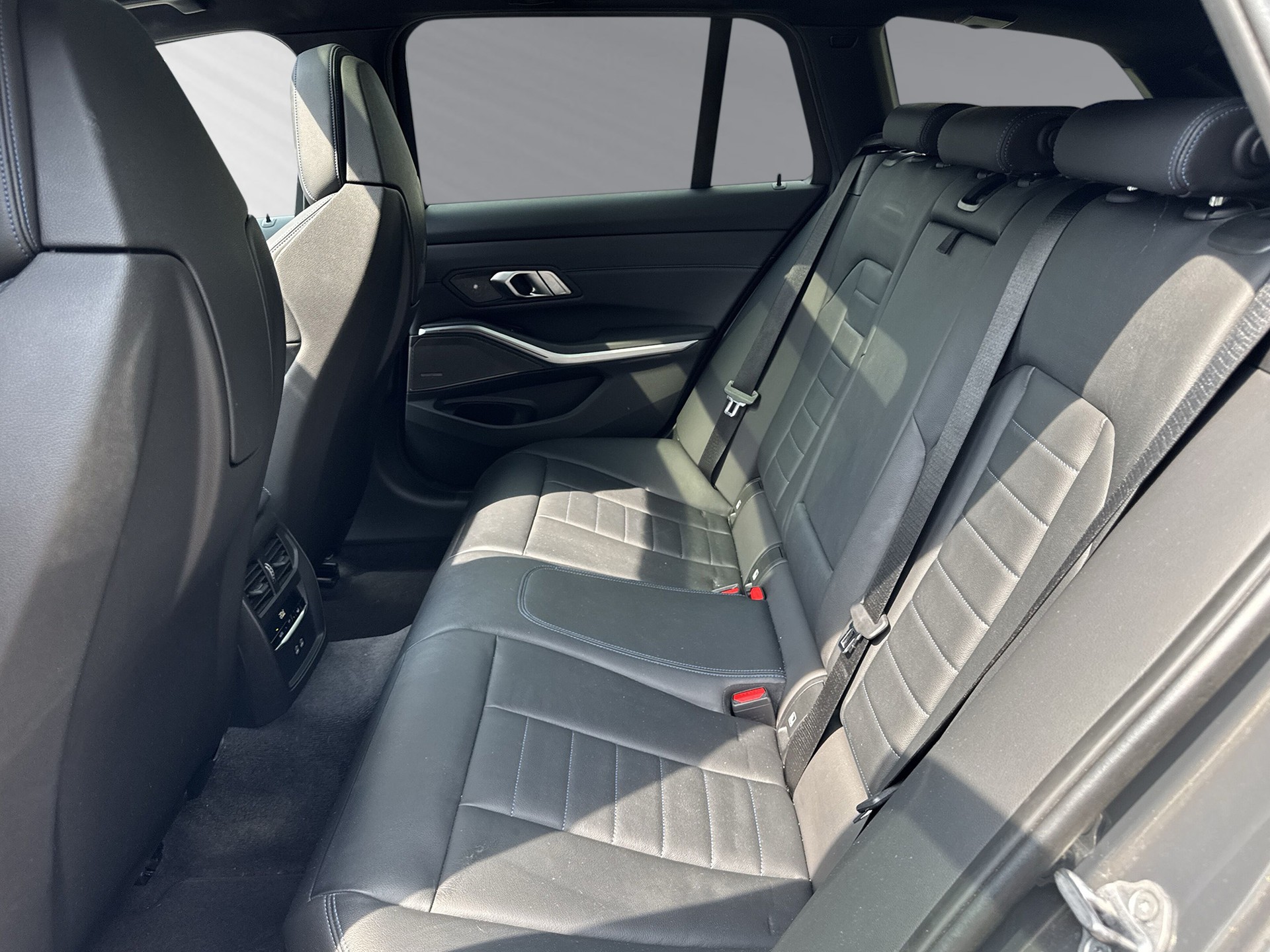 BMW 320d xDrive 48V Touring M Sport Steptronic-image-6