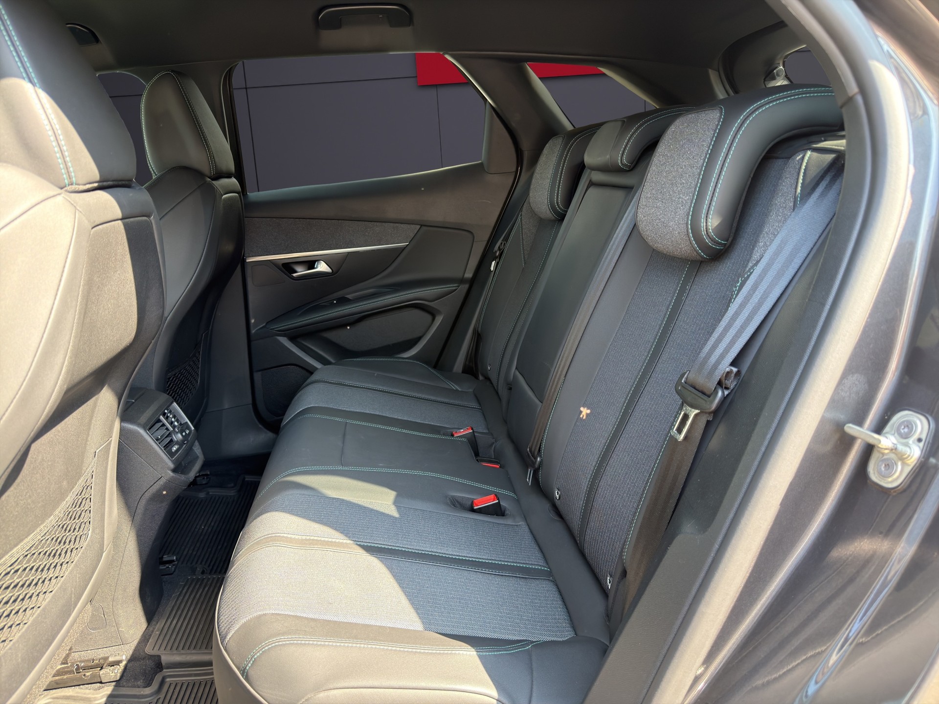 PEUGEOT 3008 1.6 PHEV Allure Pack-image-6
