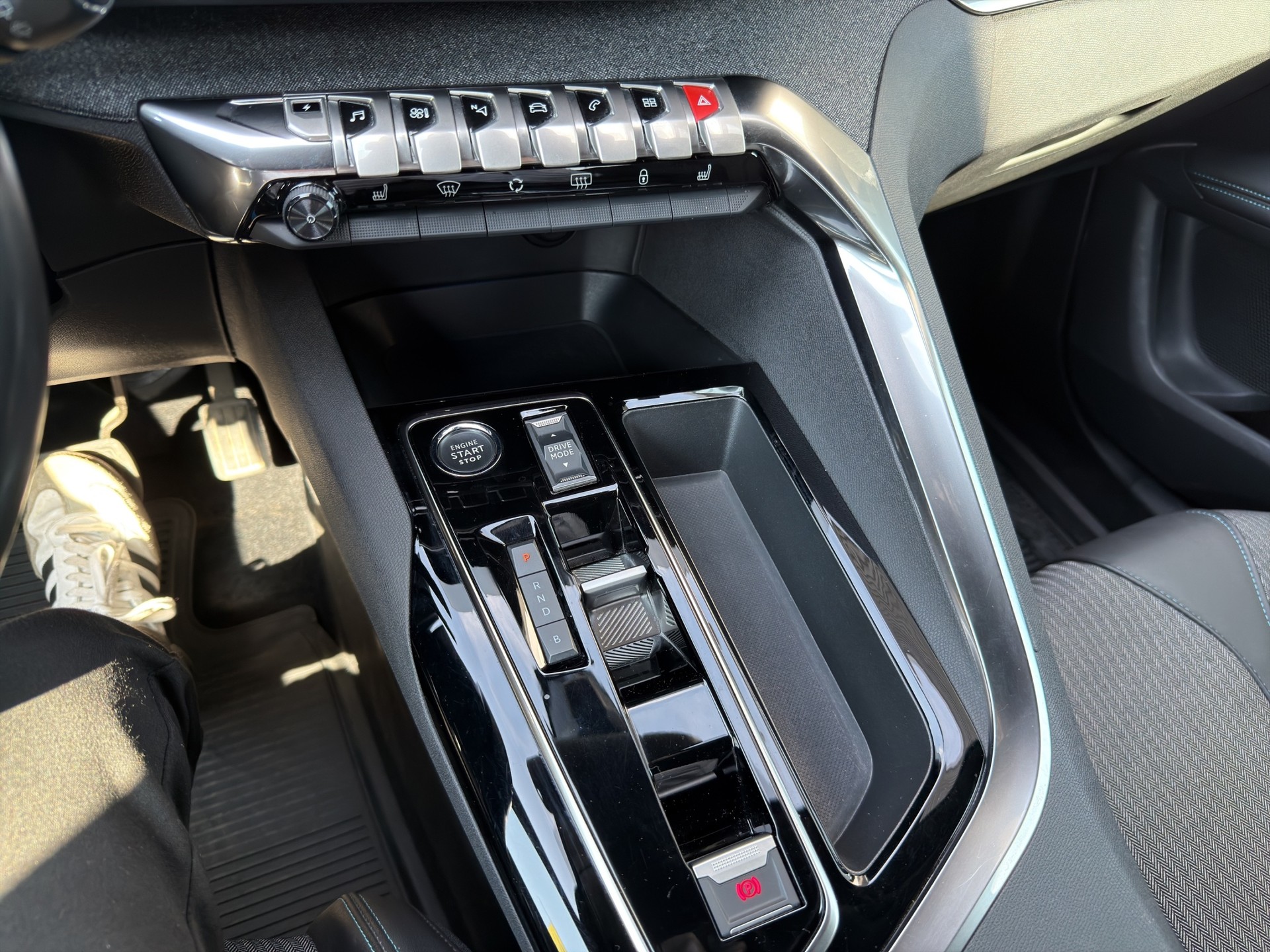 PEUGEOT 3008 1.6 PHEV Allure Pack-image-10