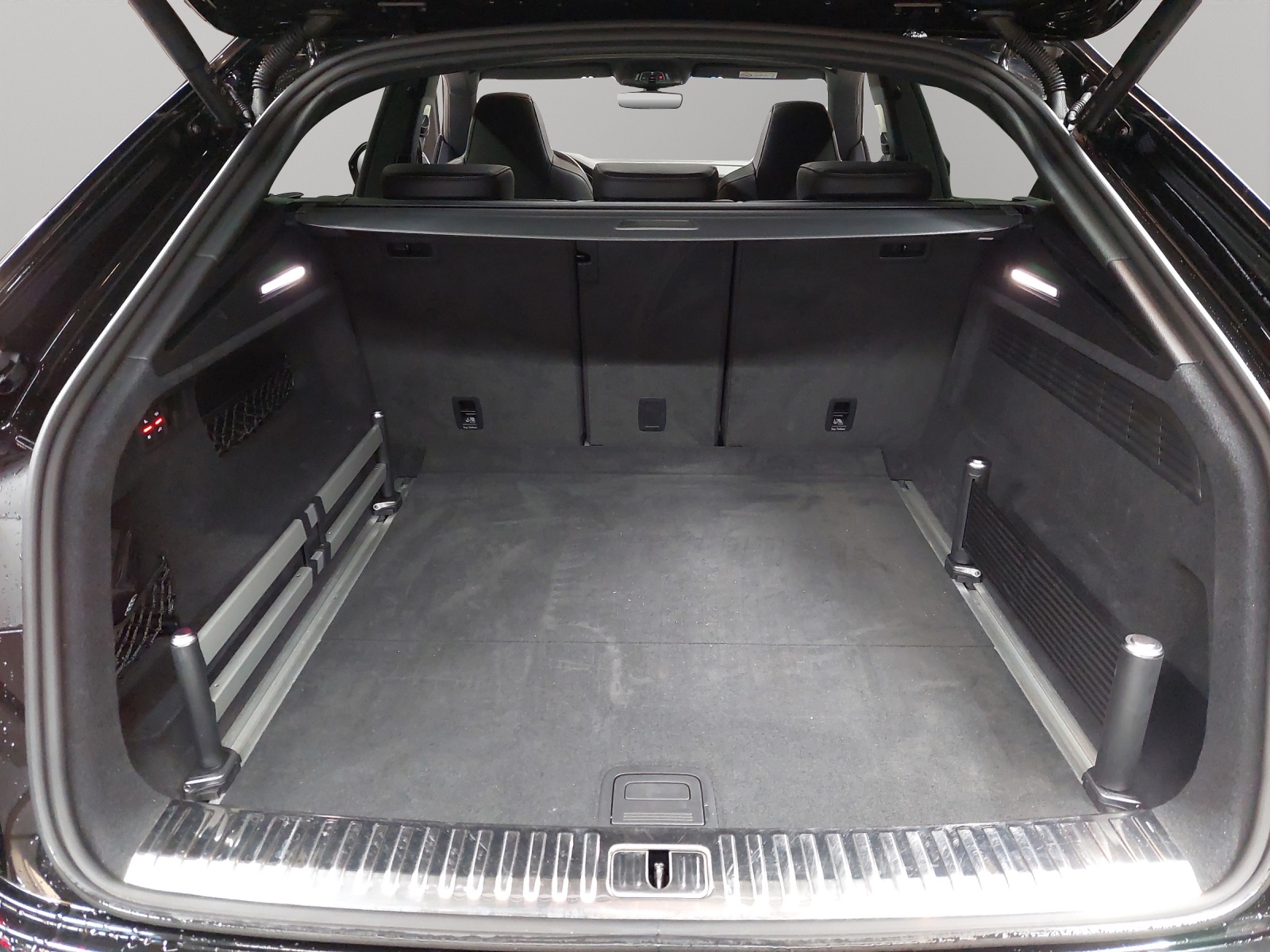AUDI SQ8 TFSI quattro tiptronic-image-10