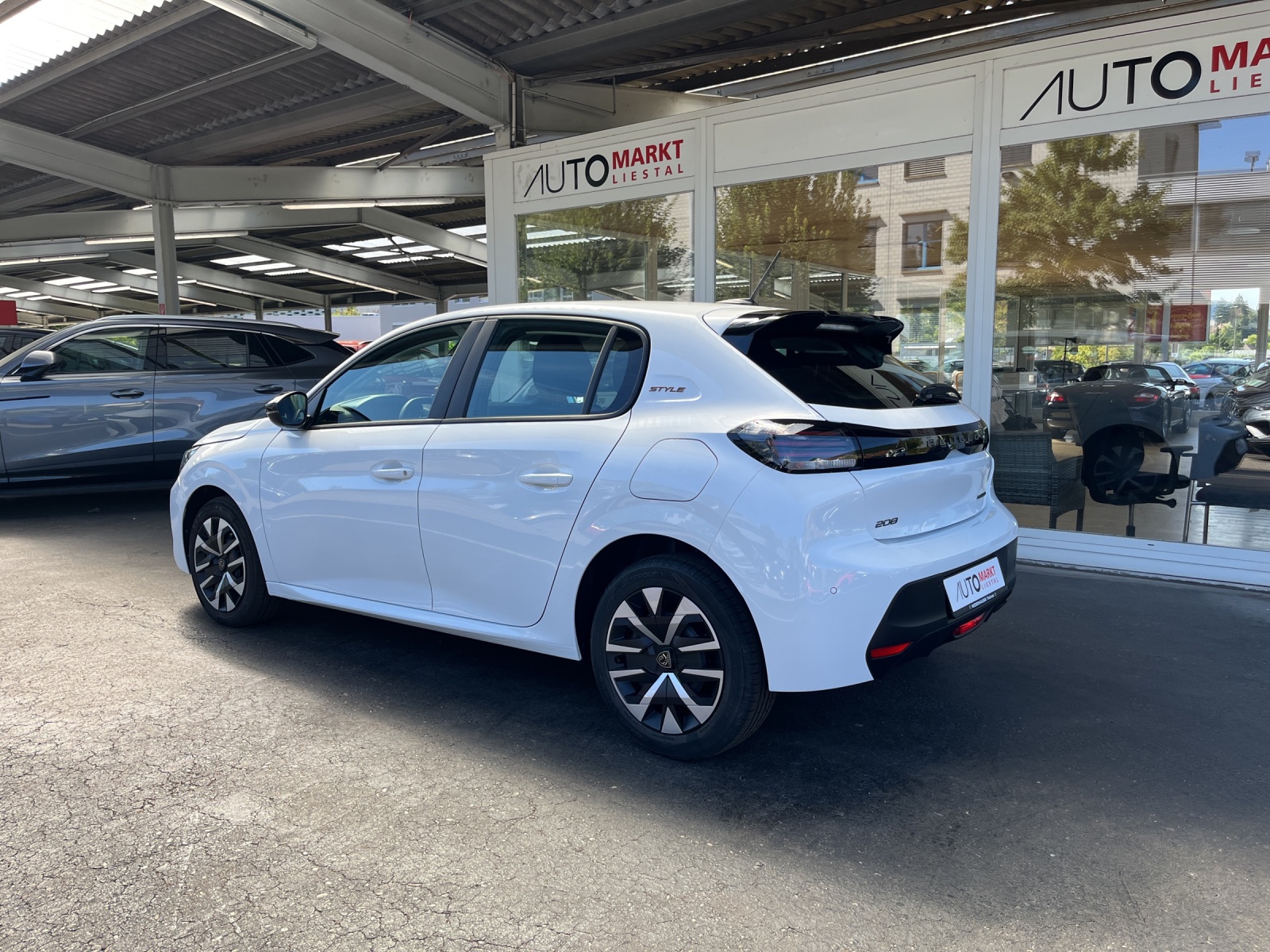 PEUGEOT 208 1.2 MHEV 110 Style-image-2