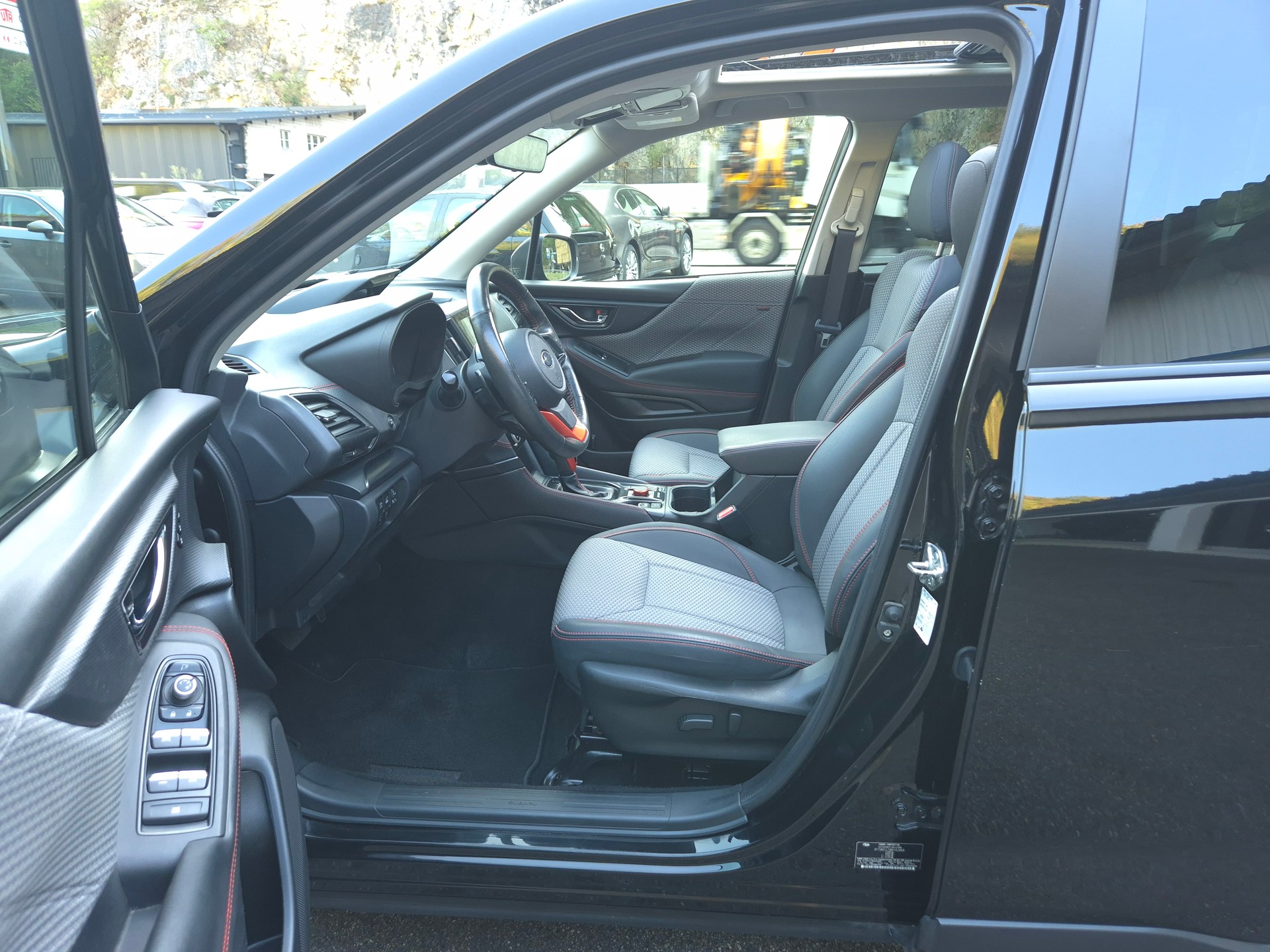 SUBARU Forester 2.0i e-Boxer Luxury Lineartronic-image-15