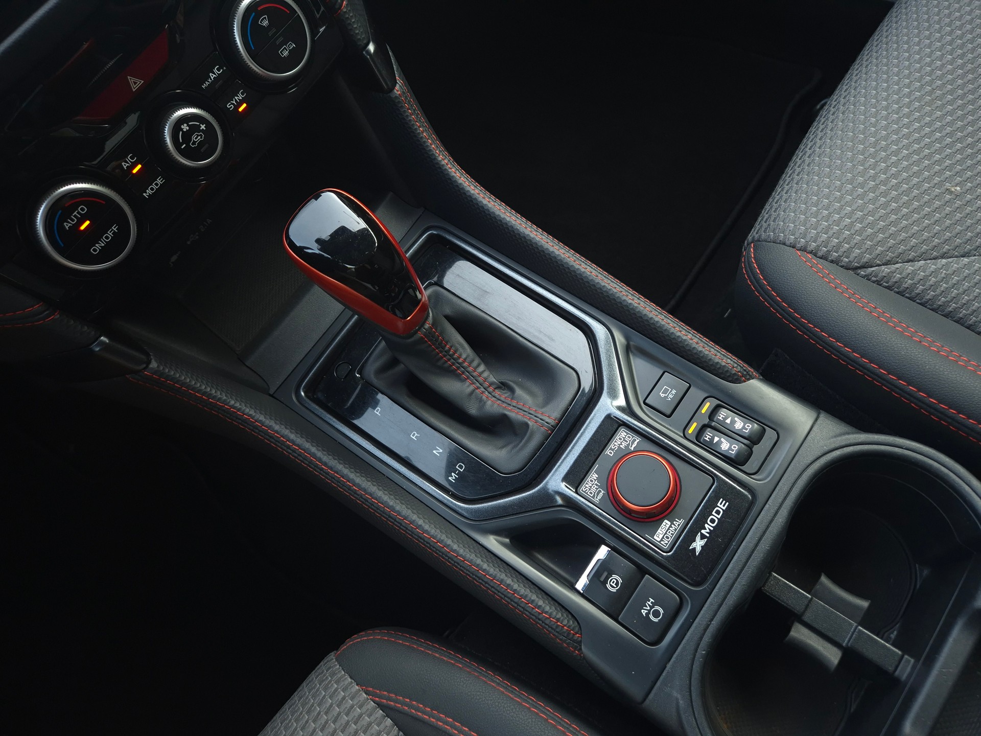SUBARU Forester 2.0i e-Boxer Luxury Lineartronic-image-26