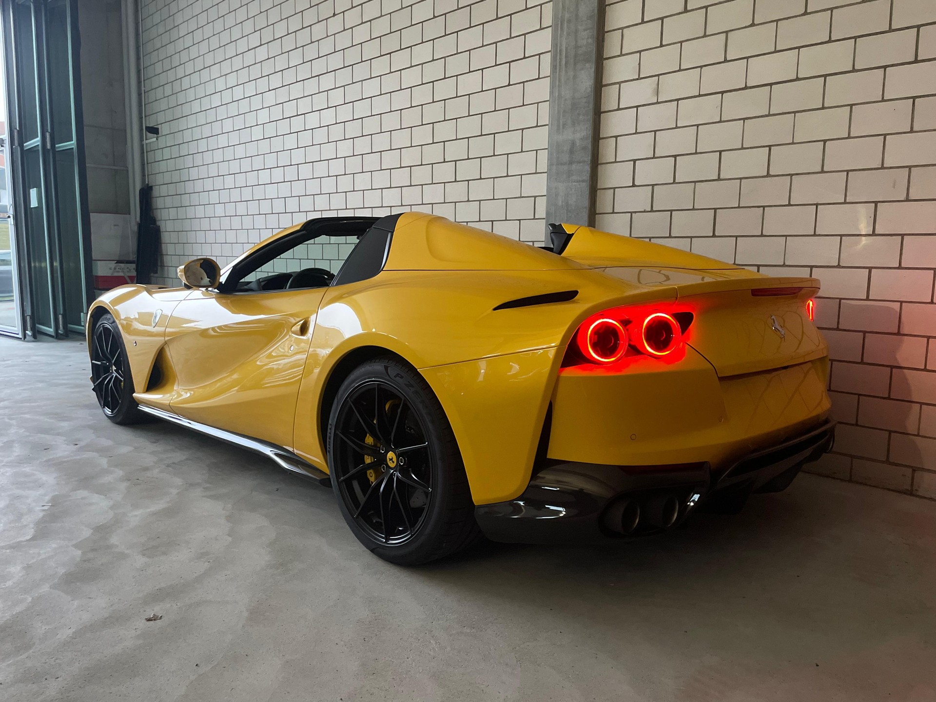 FERRARI 812 GTS Full Carbon + Sonderfarbe-image-2