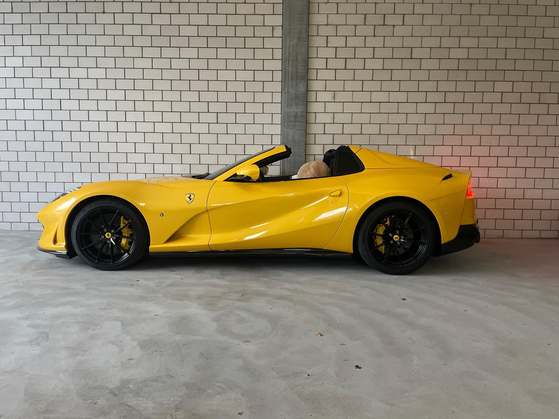 FERRARI 812 GTS Full Carbon + Sonderfarbe-image-0