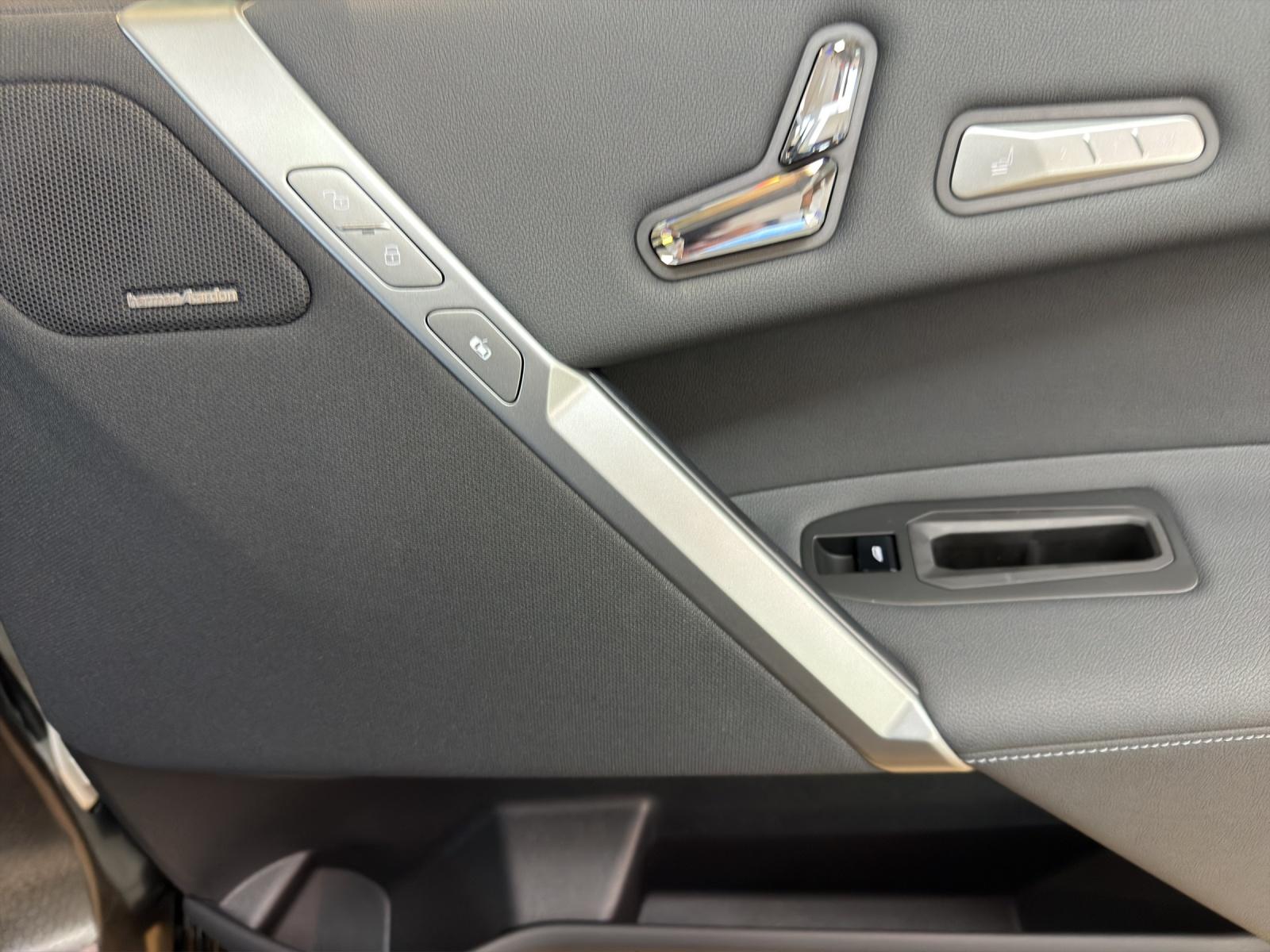 BMW iX xDrive60-image-15