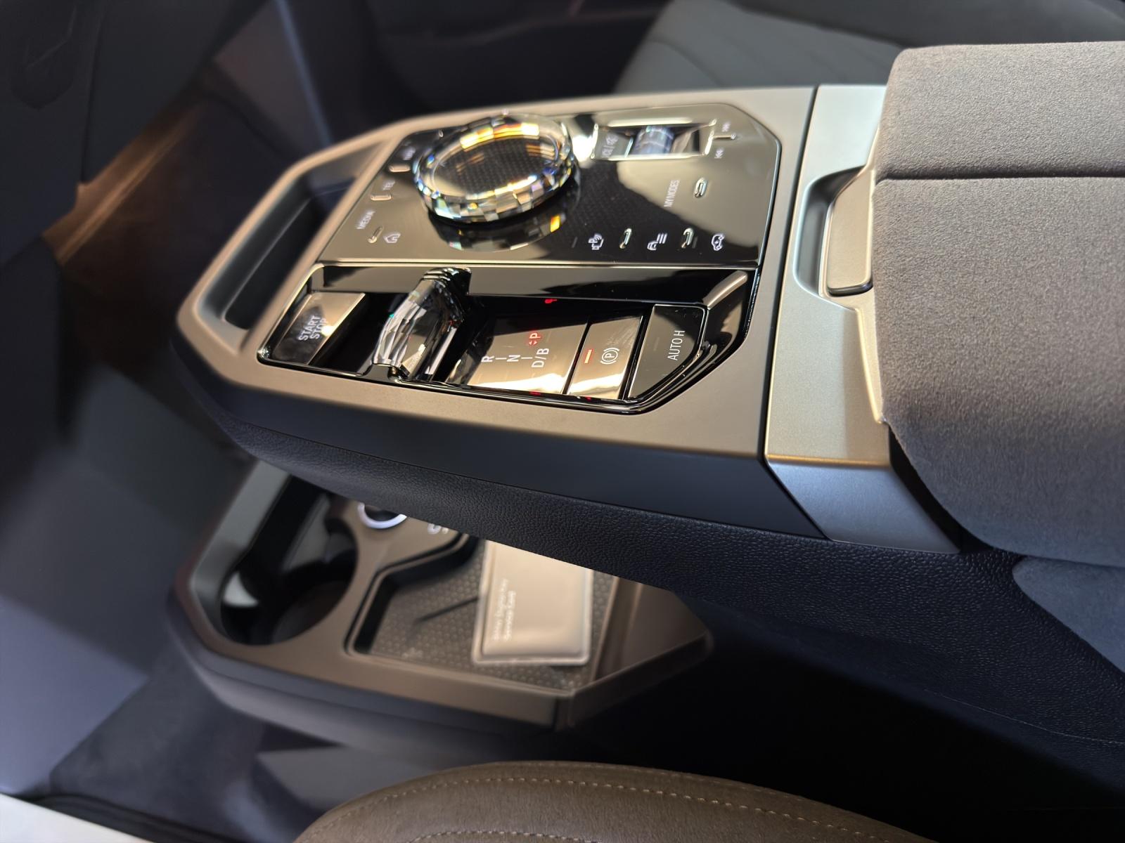 BMW iX xDrive60-image-22