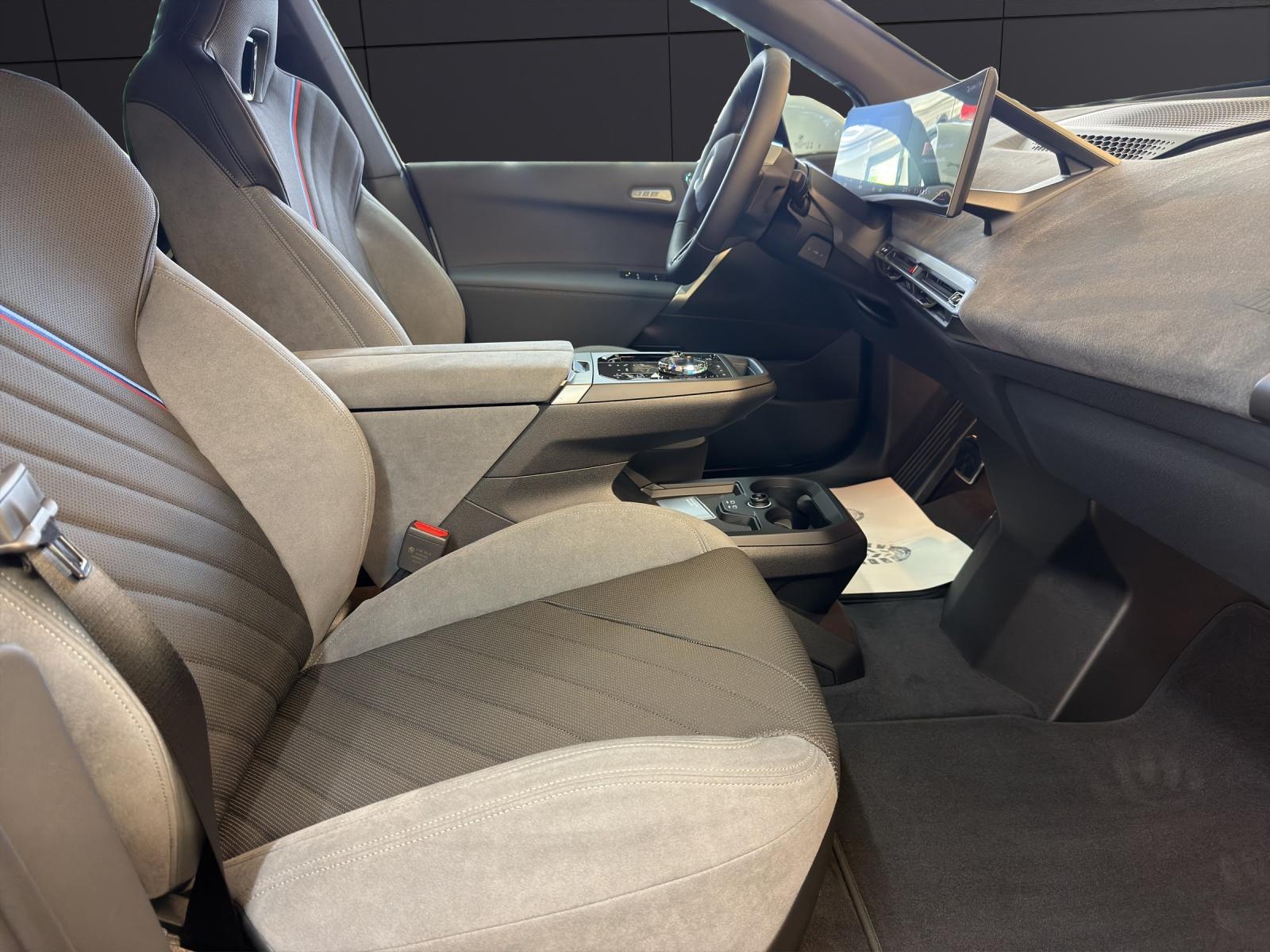 BMW iX xDrive60-image-14