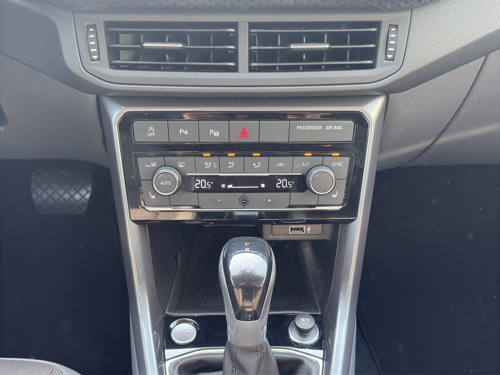 VW T-Cross 1.0 TSI Life-image-12