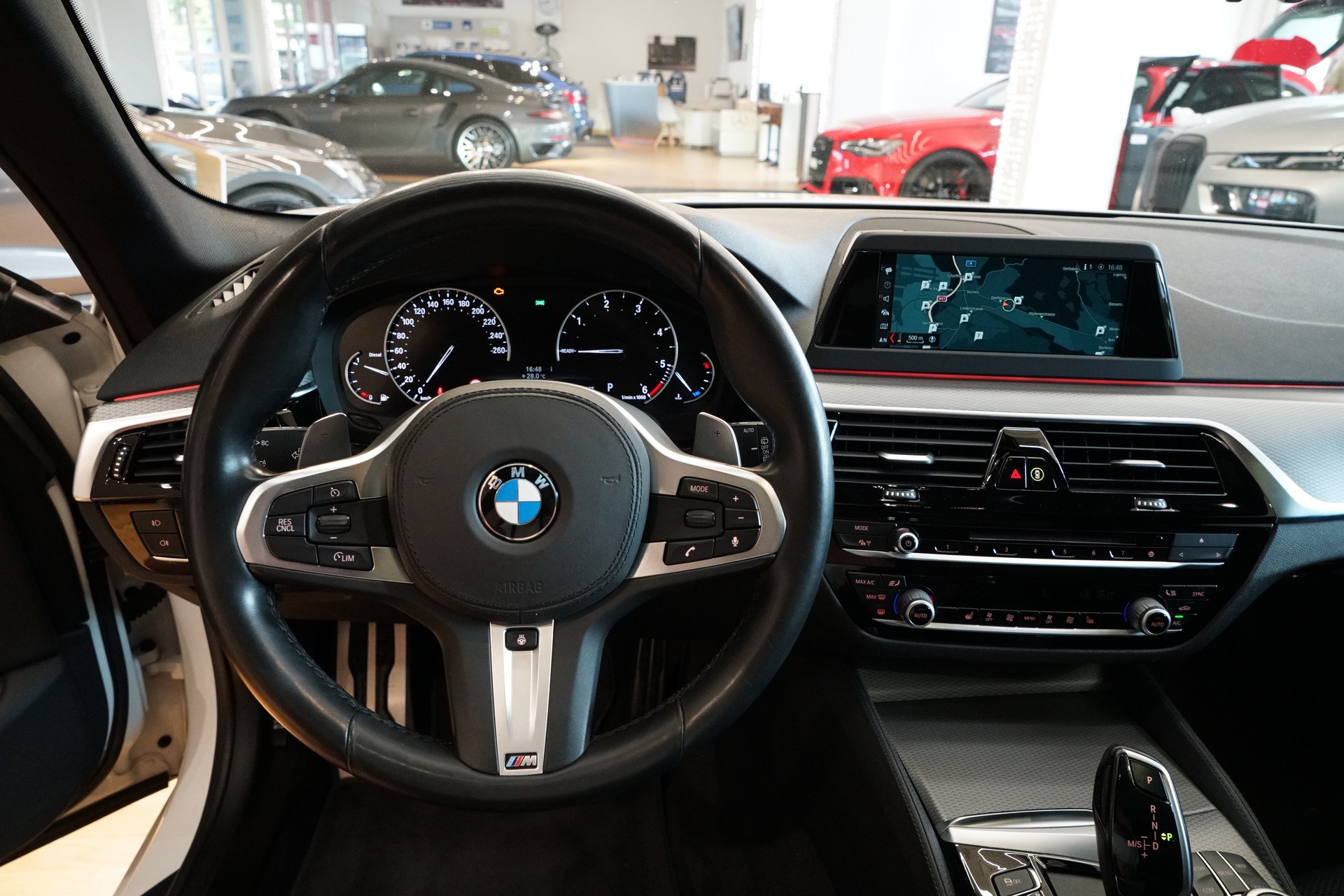 BMW 530d xDrive Touring M-Sport Steptronic-image-12