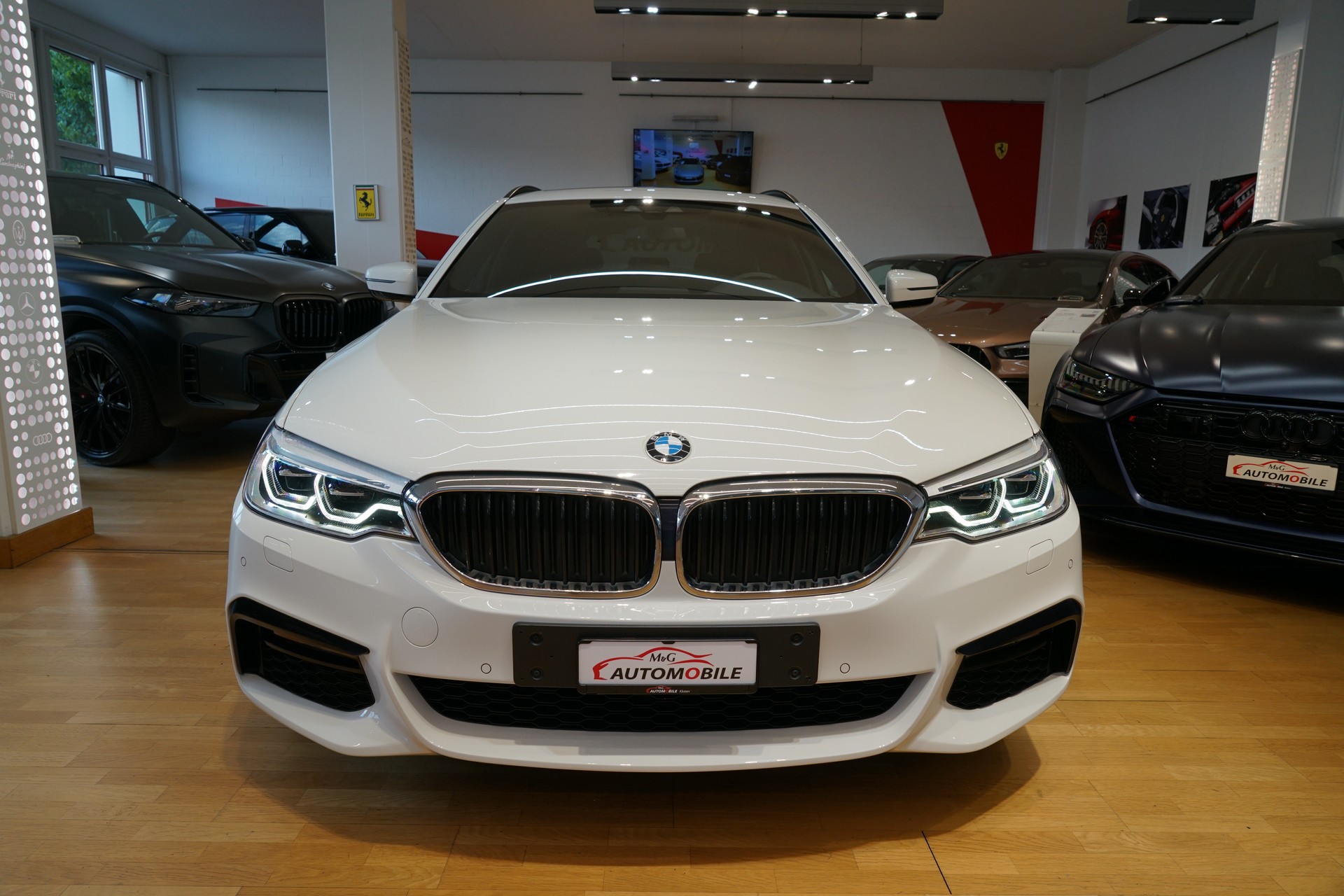 BMW 530d xDrive Touring M-Sport Steptronic-image-1