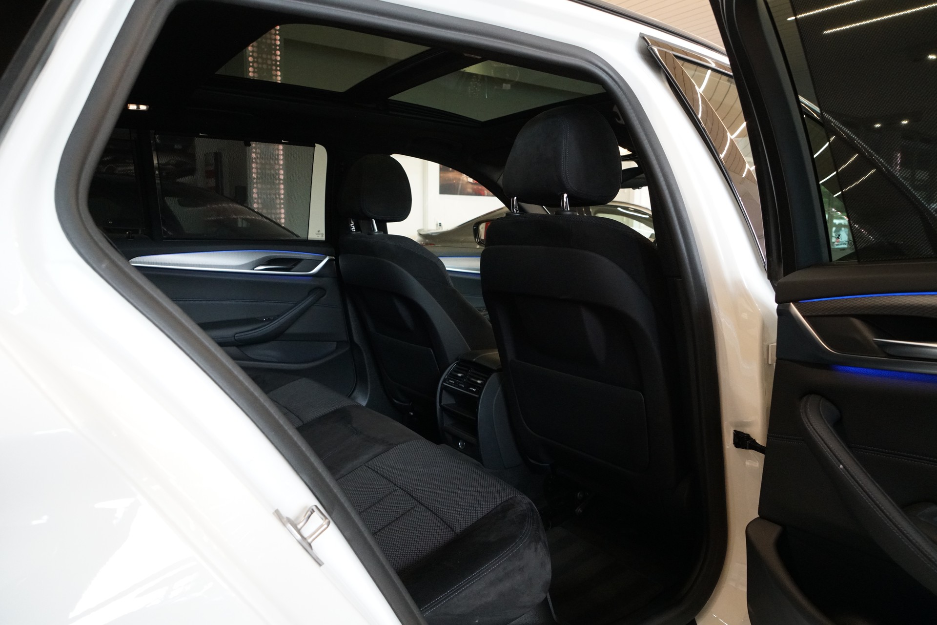 BMW 530d xDrive Touring M-Sport Steptronic-image-18
